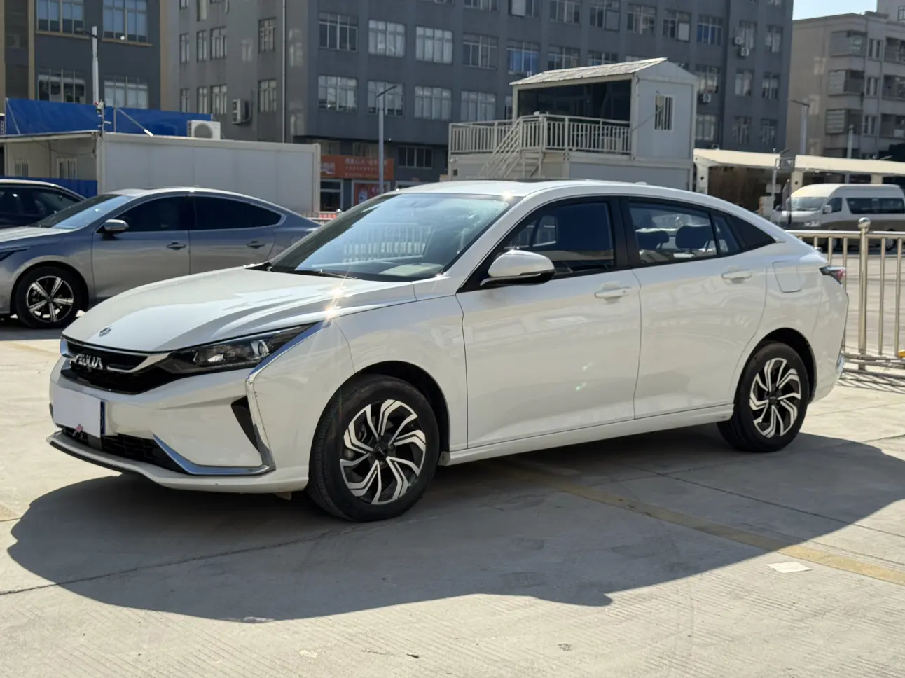 Dongfeng Yixuan  из Китая