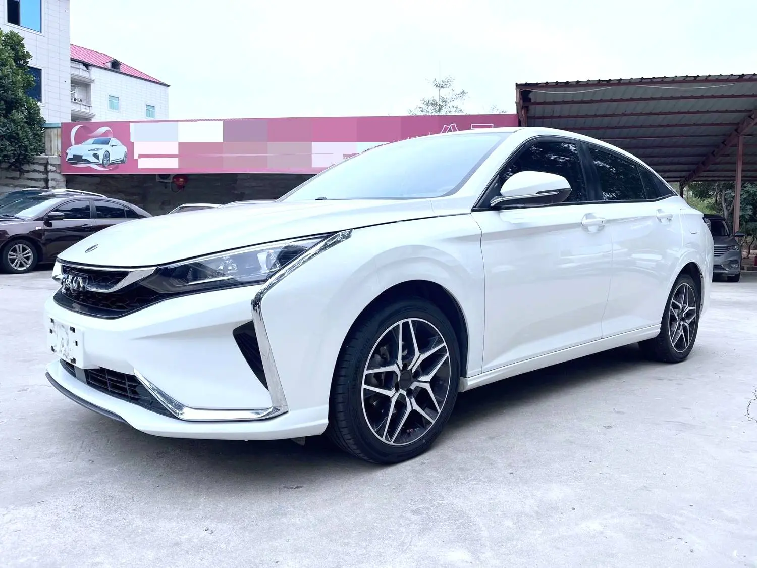 Dongfeng Yixuan  из Китая