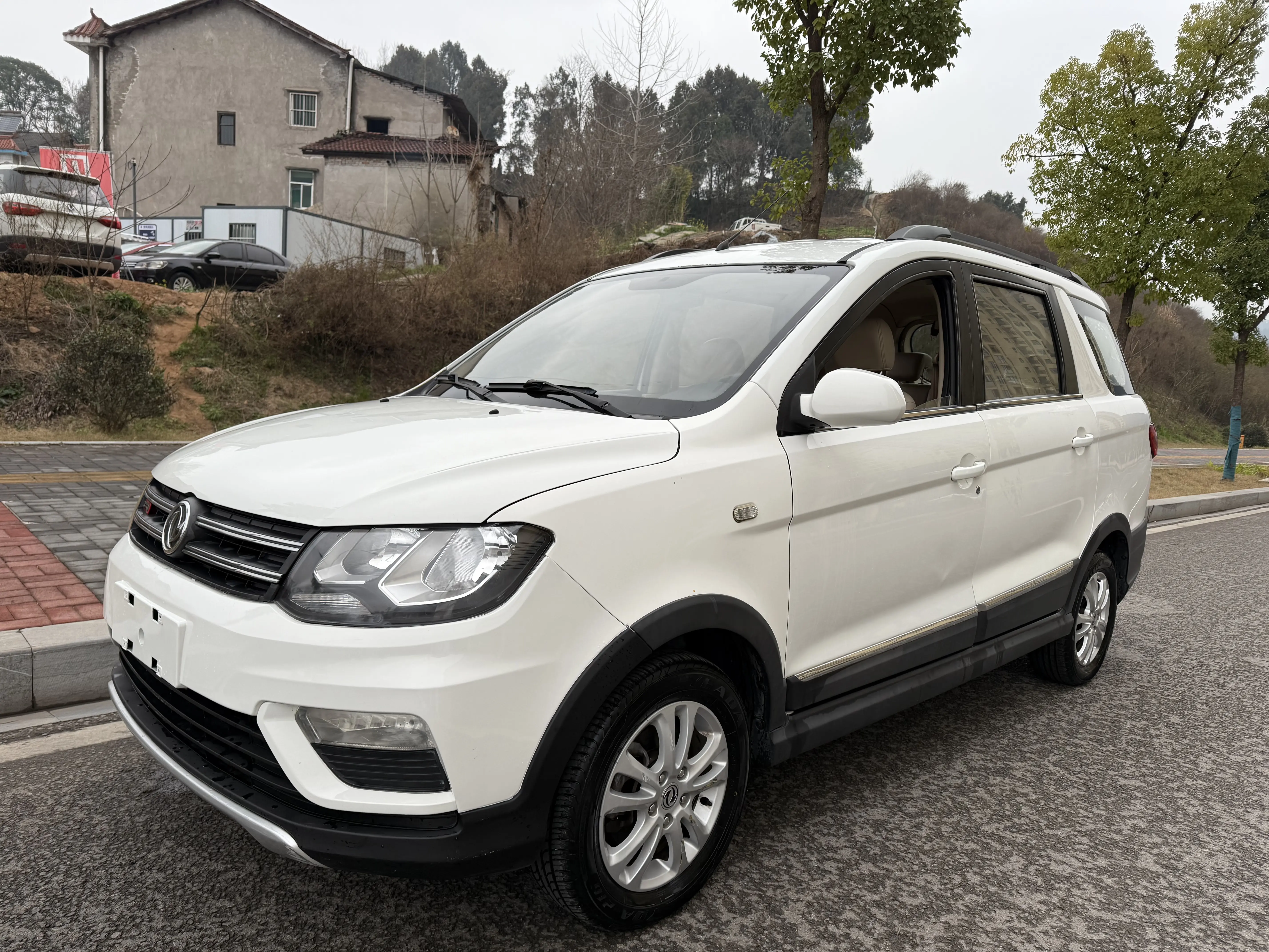 Dongfeng Fengon 370  из Китая