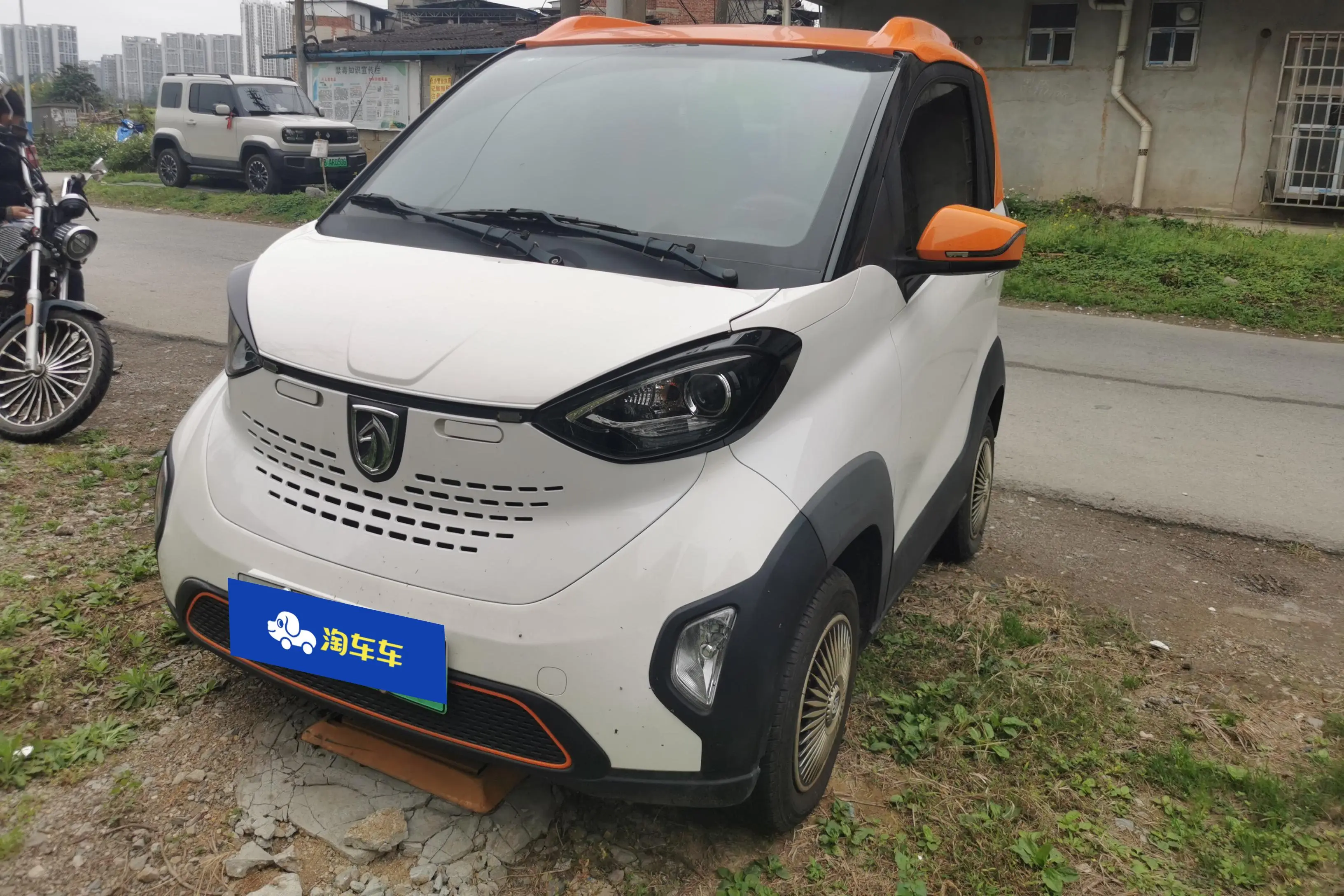 Baojun E100  из Китая
