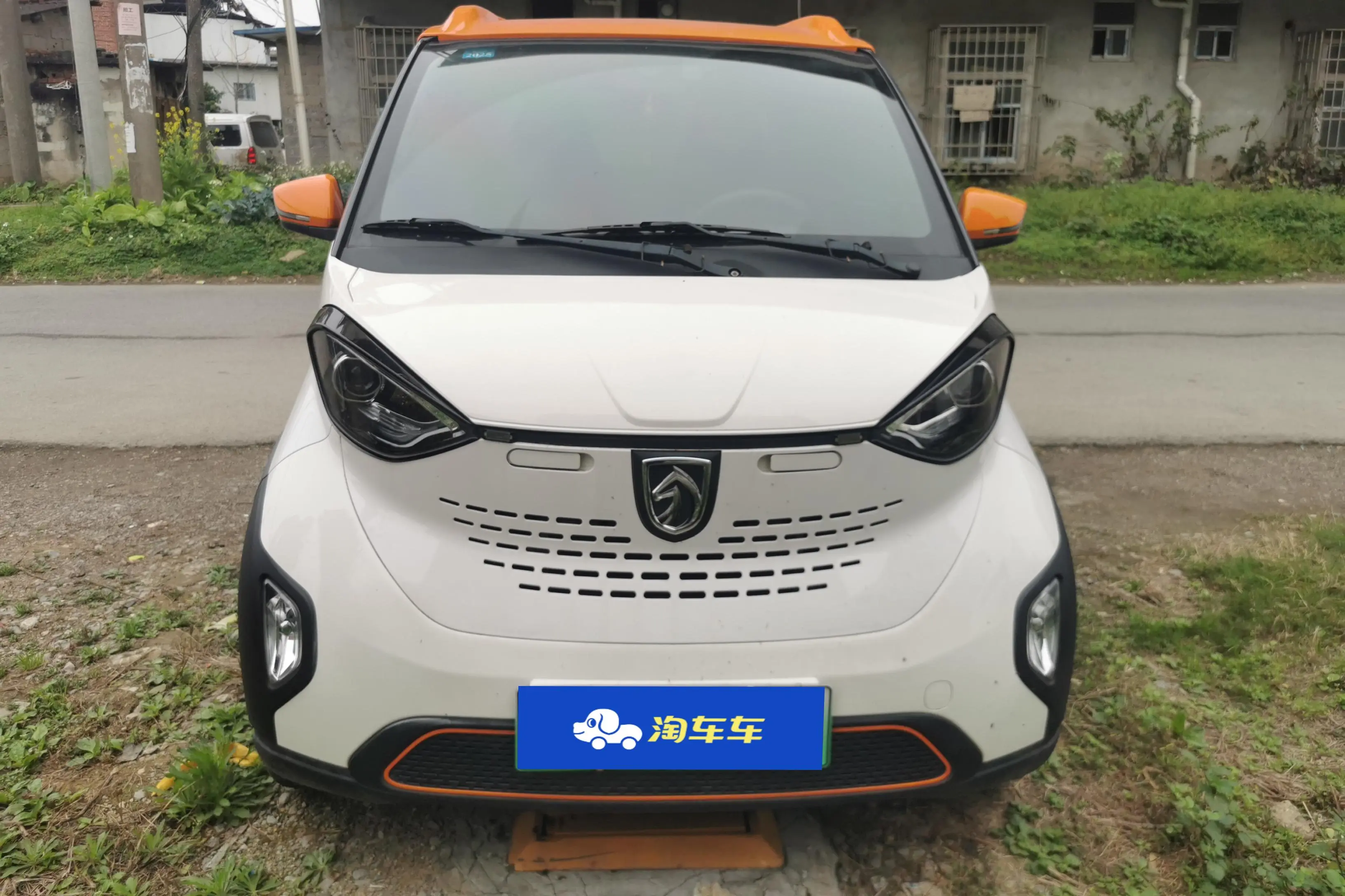 Baojun E100  из Китая