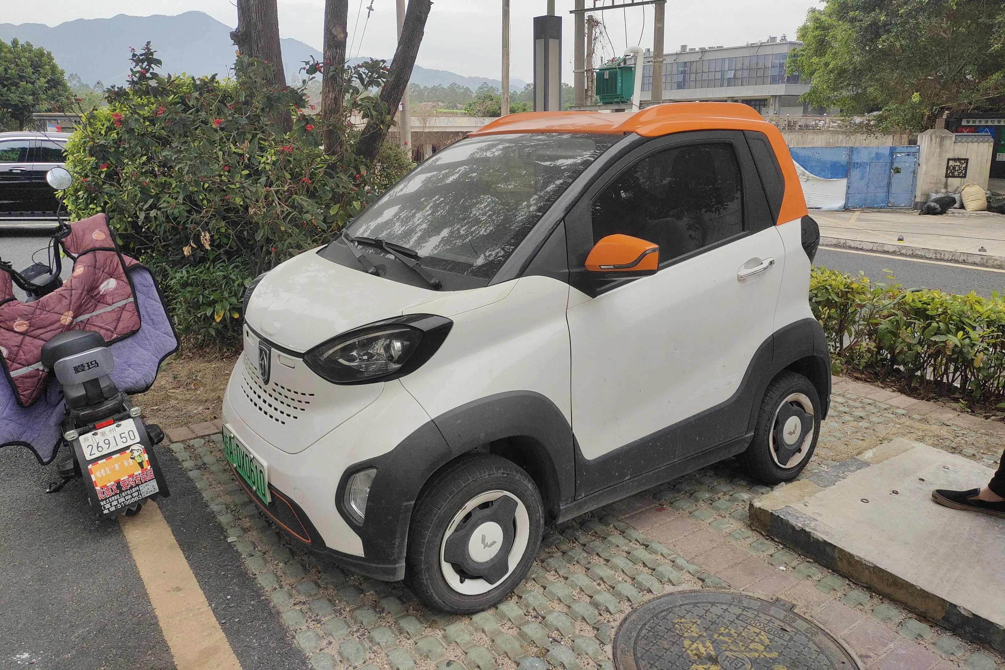 Baojun E100  из Китая