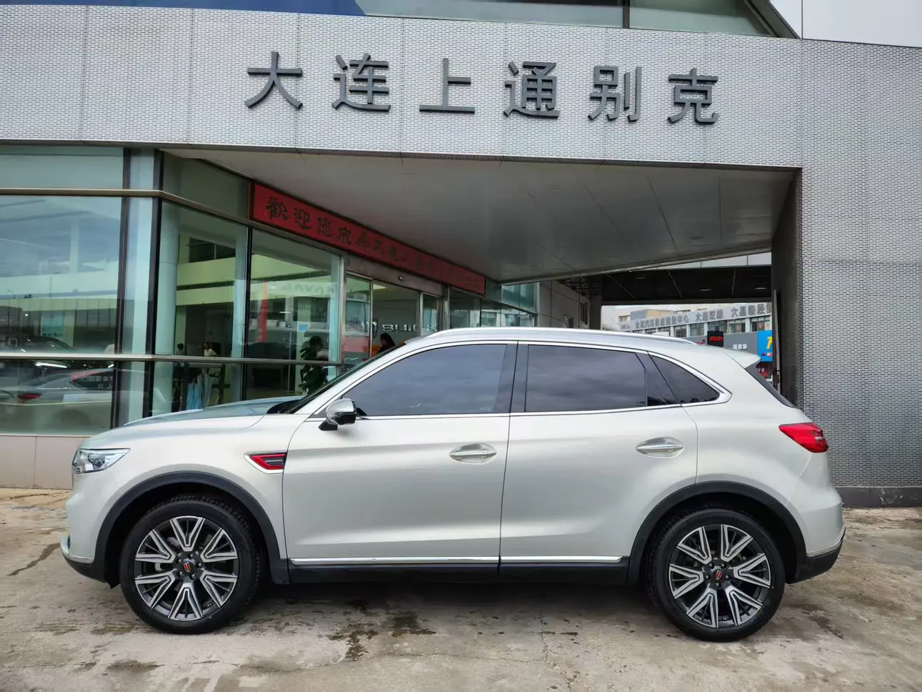 Hongqi HS5  из Китая