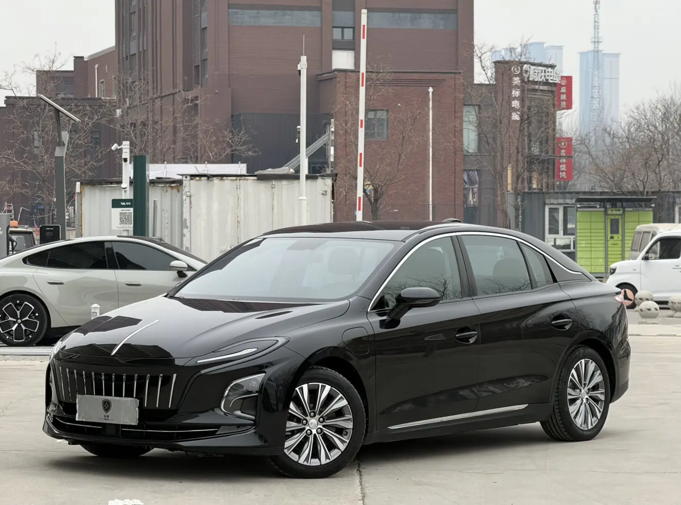 Hongqi E-QM5  из Китая