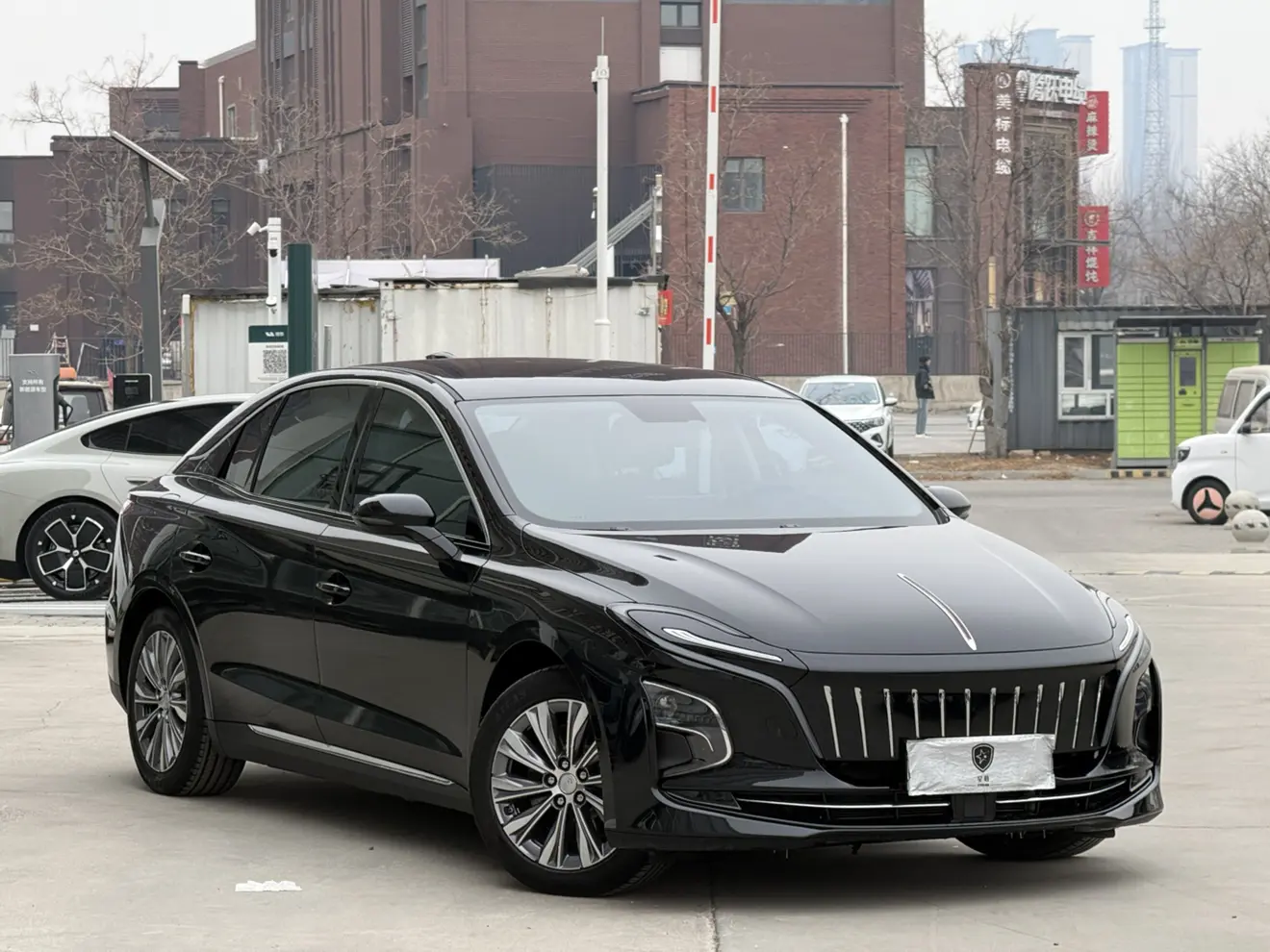 Hongqi E-QM5  из Китая