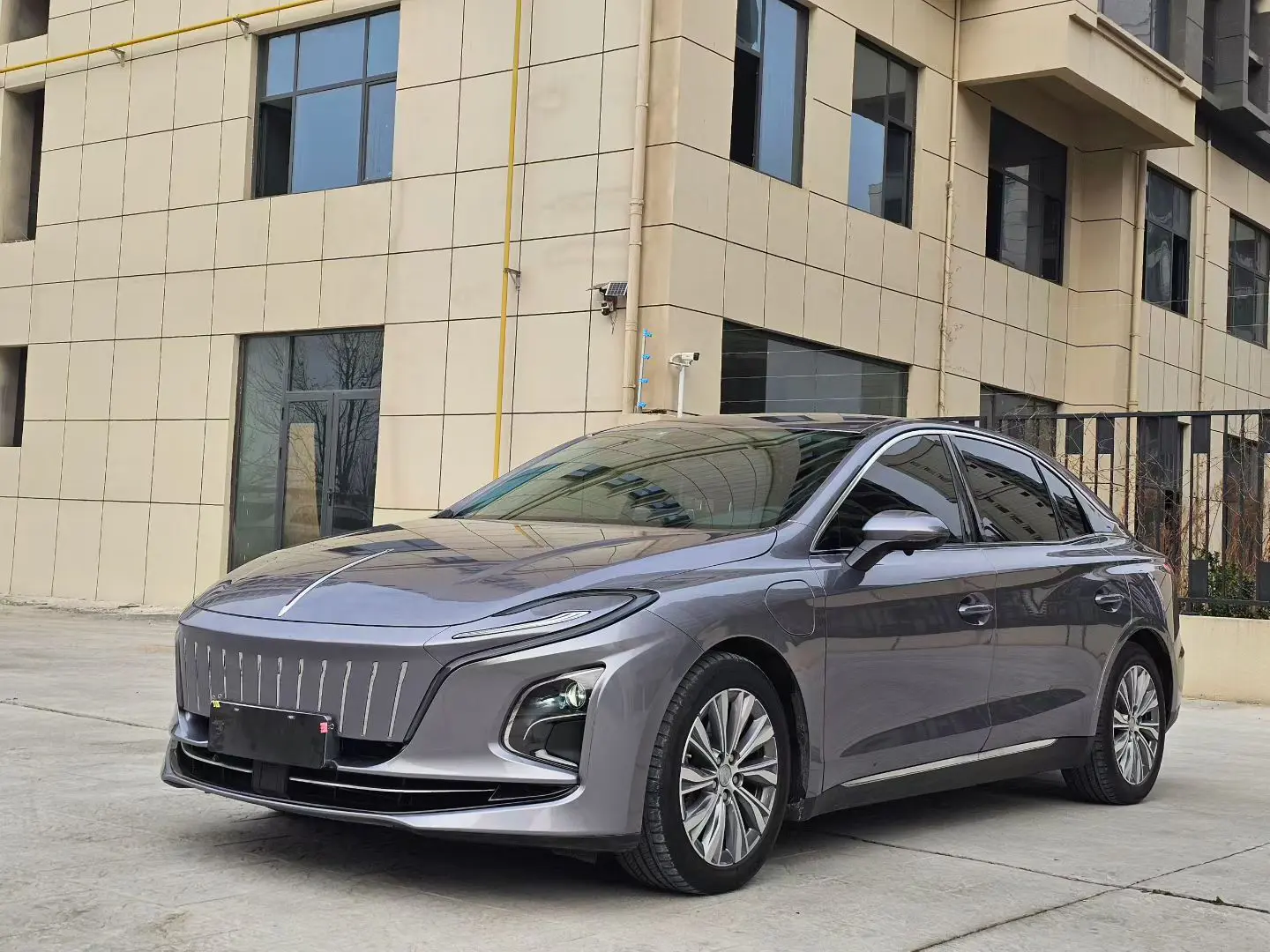 Hongqi E-QM5  из Китая