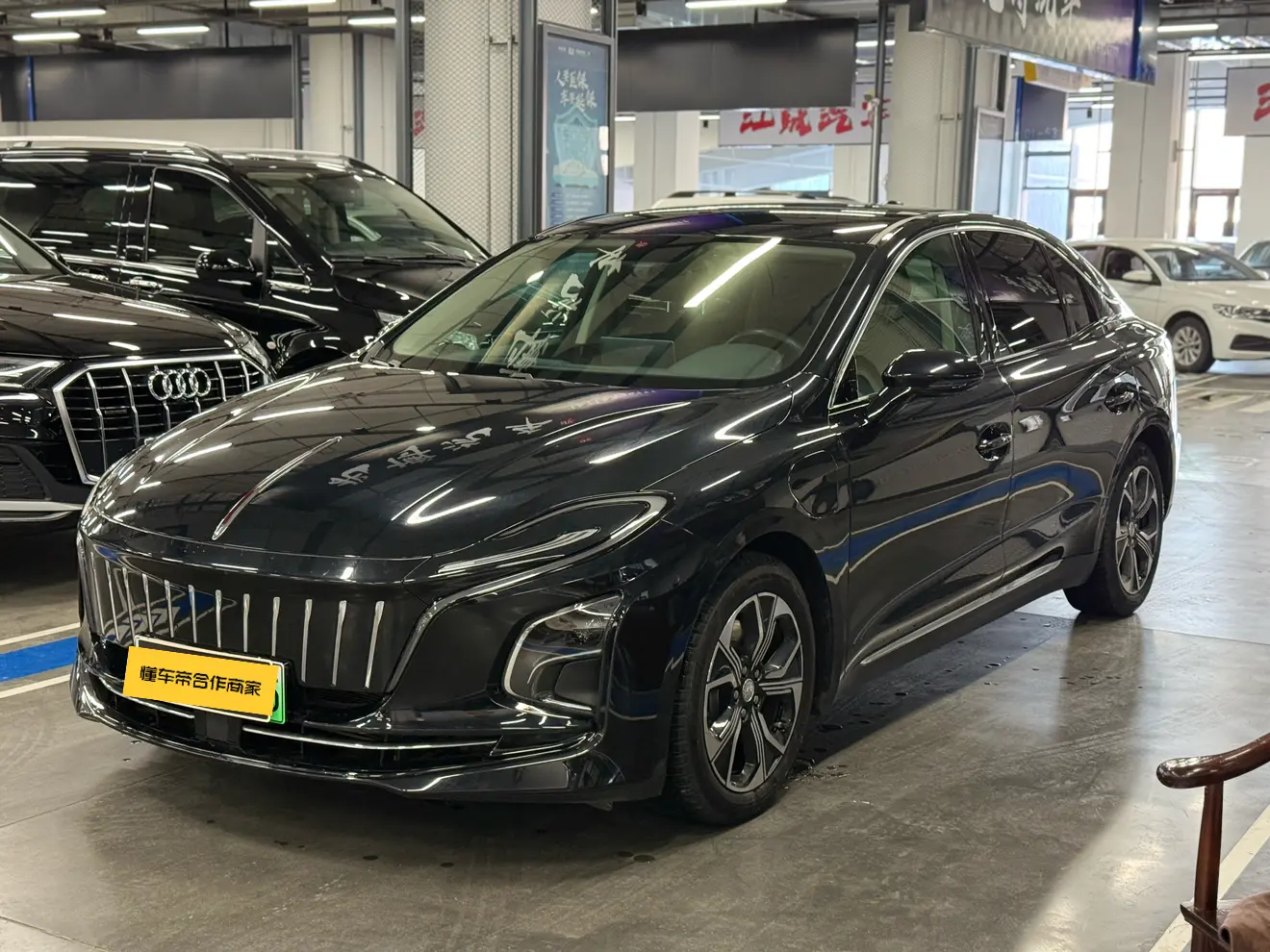 Hongqi E-QM5  из Китая