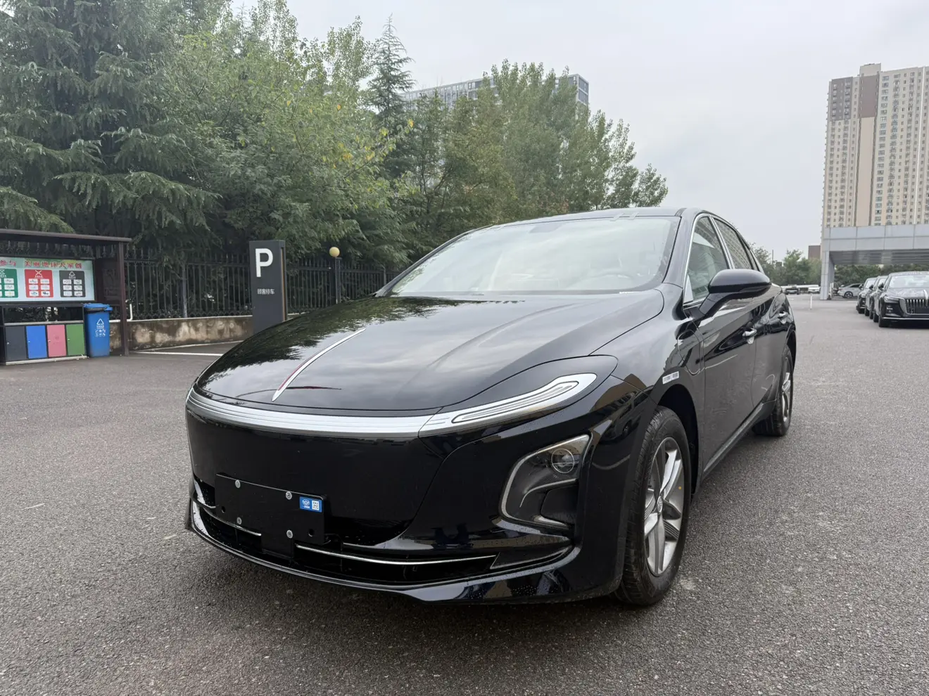 Hongqi E-QM5  из Китая