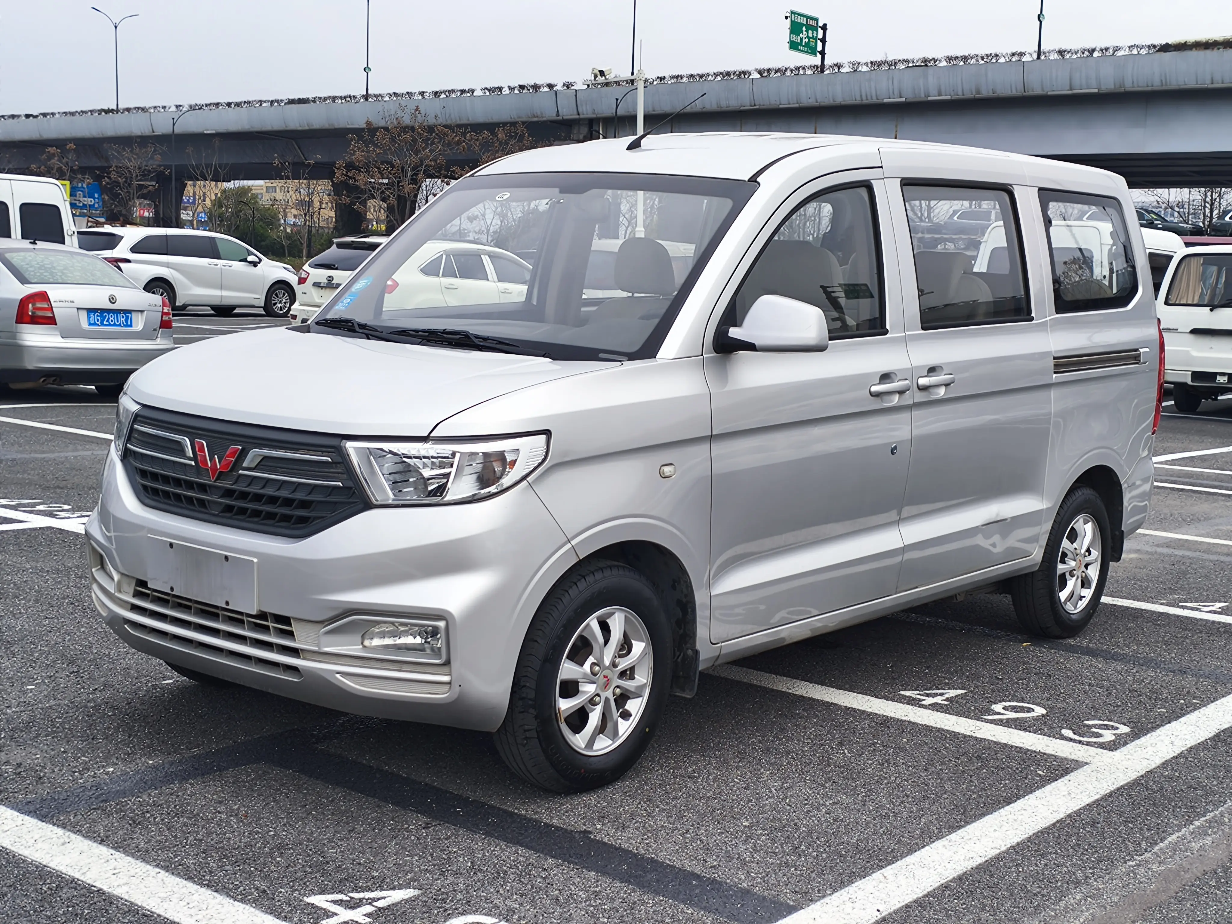 Wuling Hongguang V  из Китая
