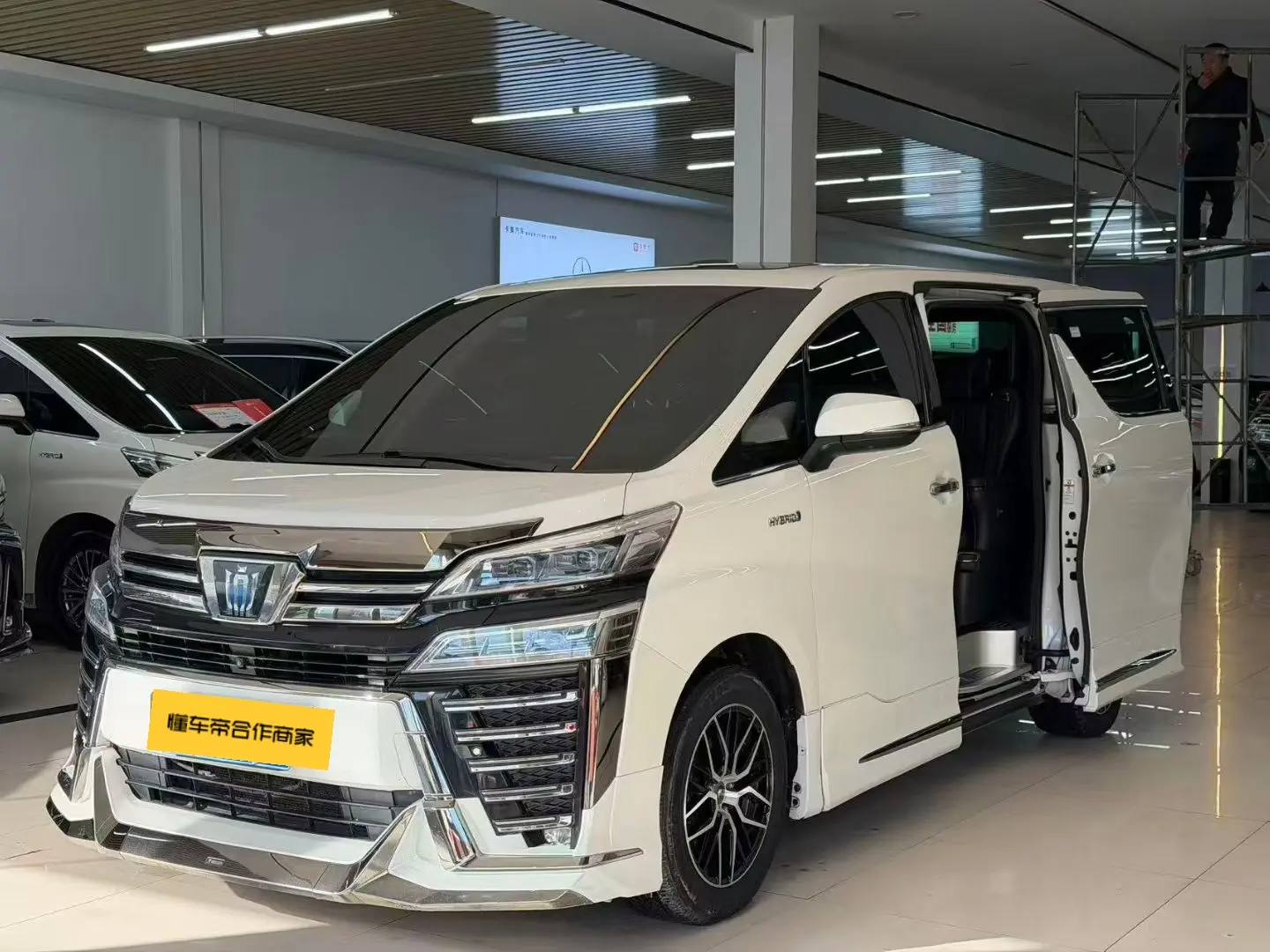 Toyota Crown Wellfire (Wilfa)  из Китая