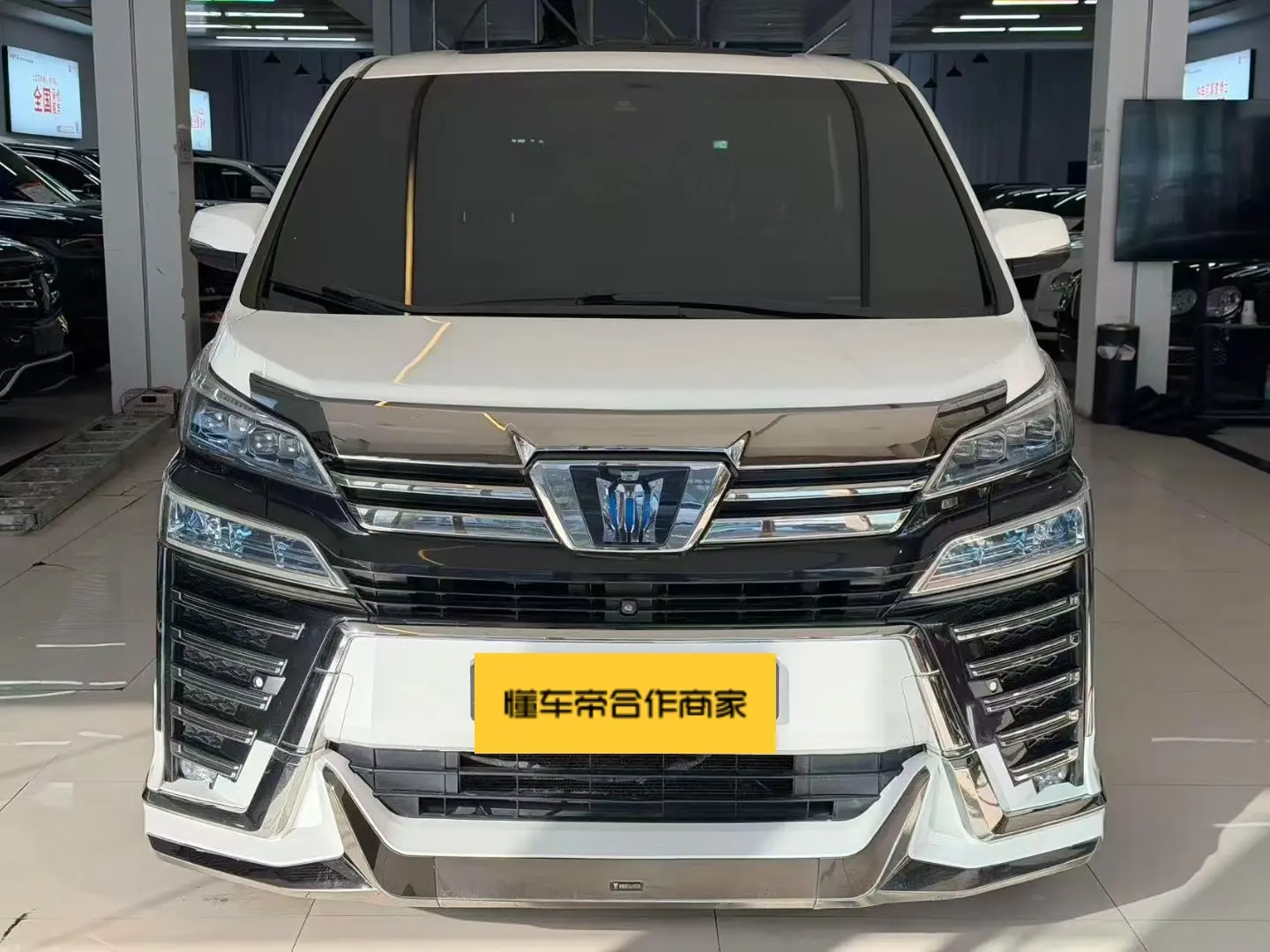 Toyota Crown Wellfire (Wilfa)  из Китая