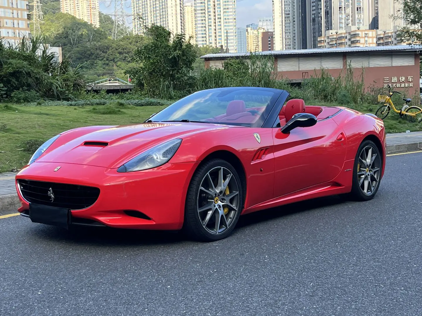 Ferrari California T  из Китая