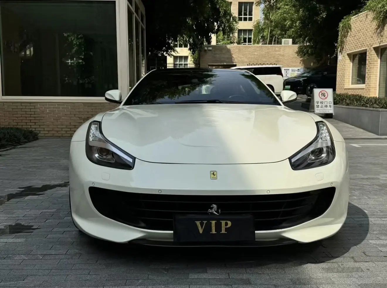 Ferrari GTC4Lusso  из Китая
