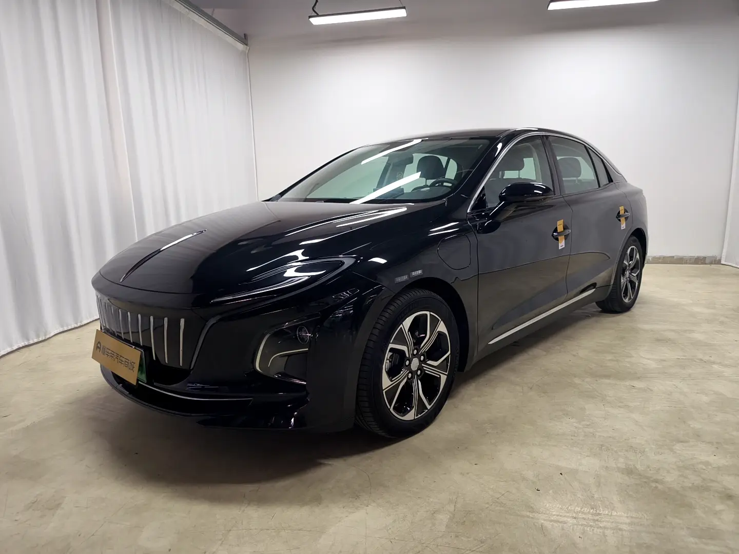 Hongqi E-QM5  из Китая