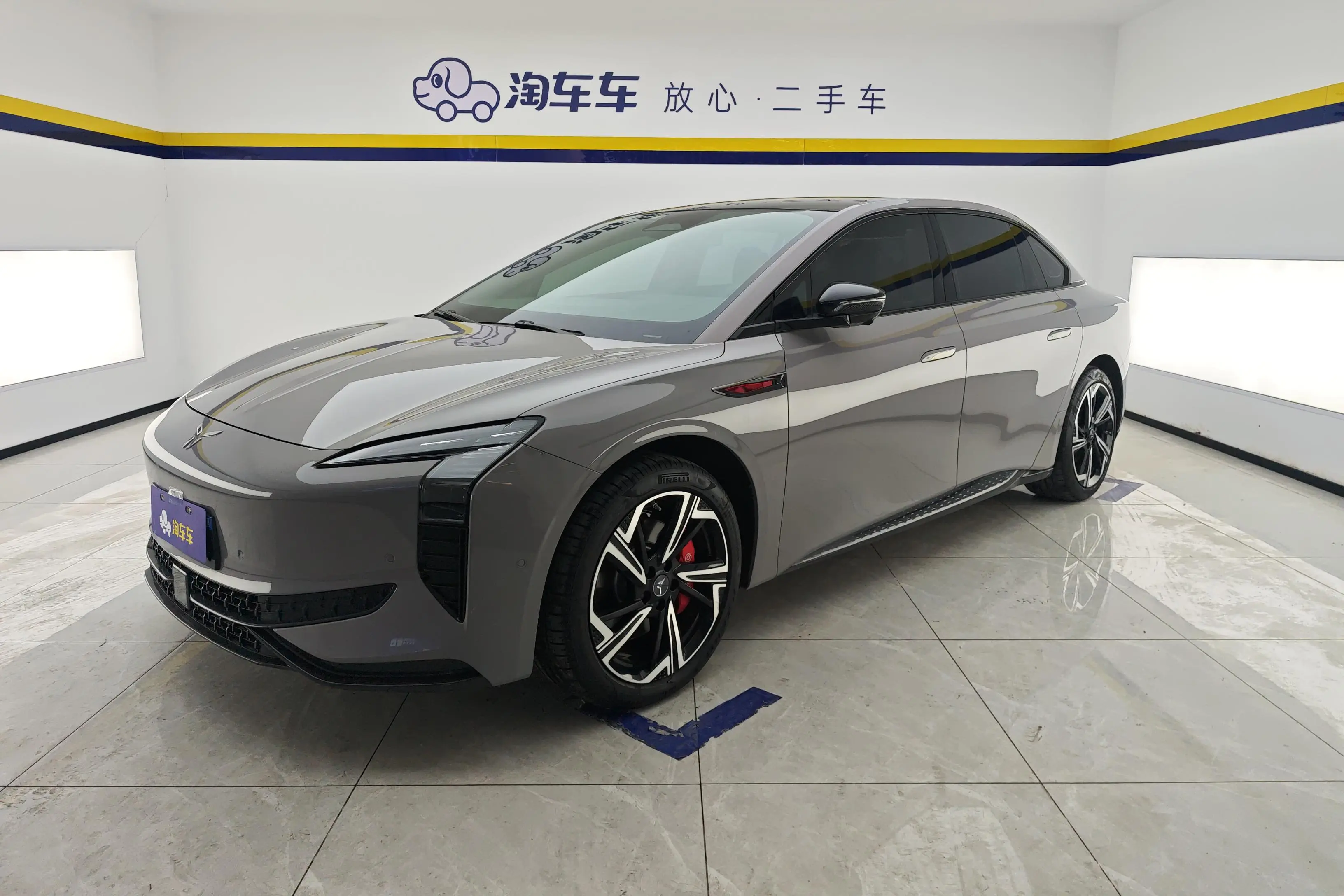 Hongqi EH7  из Китая