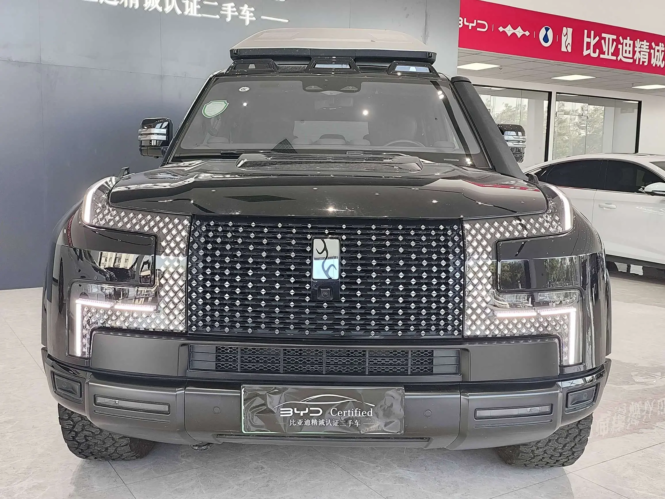 BYD Yangwang U8  из Китая