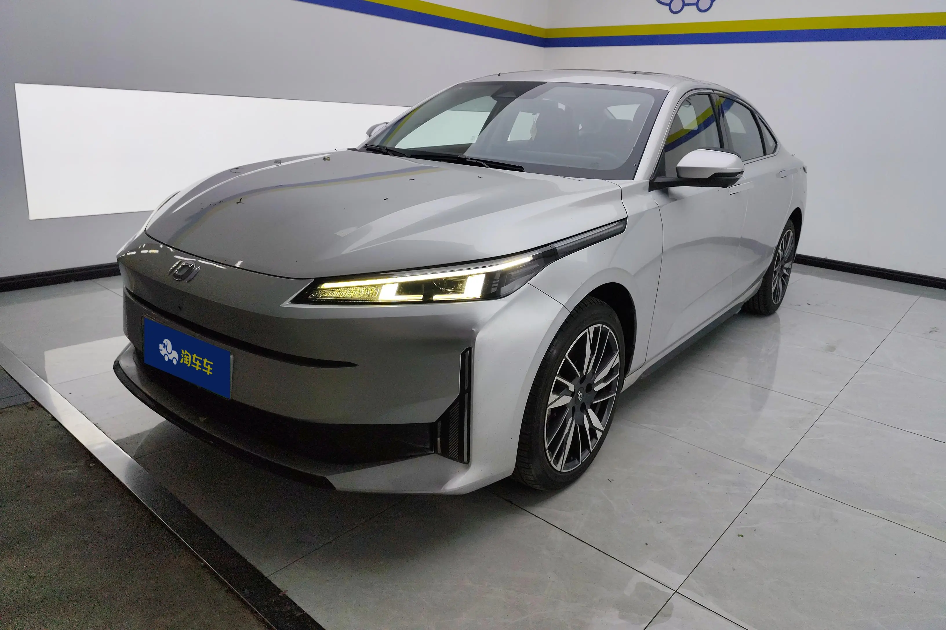 Changan Qiyuan A05  из Китая