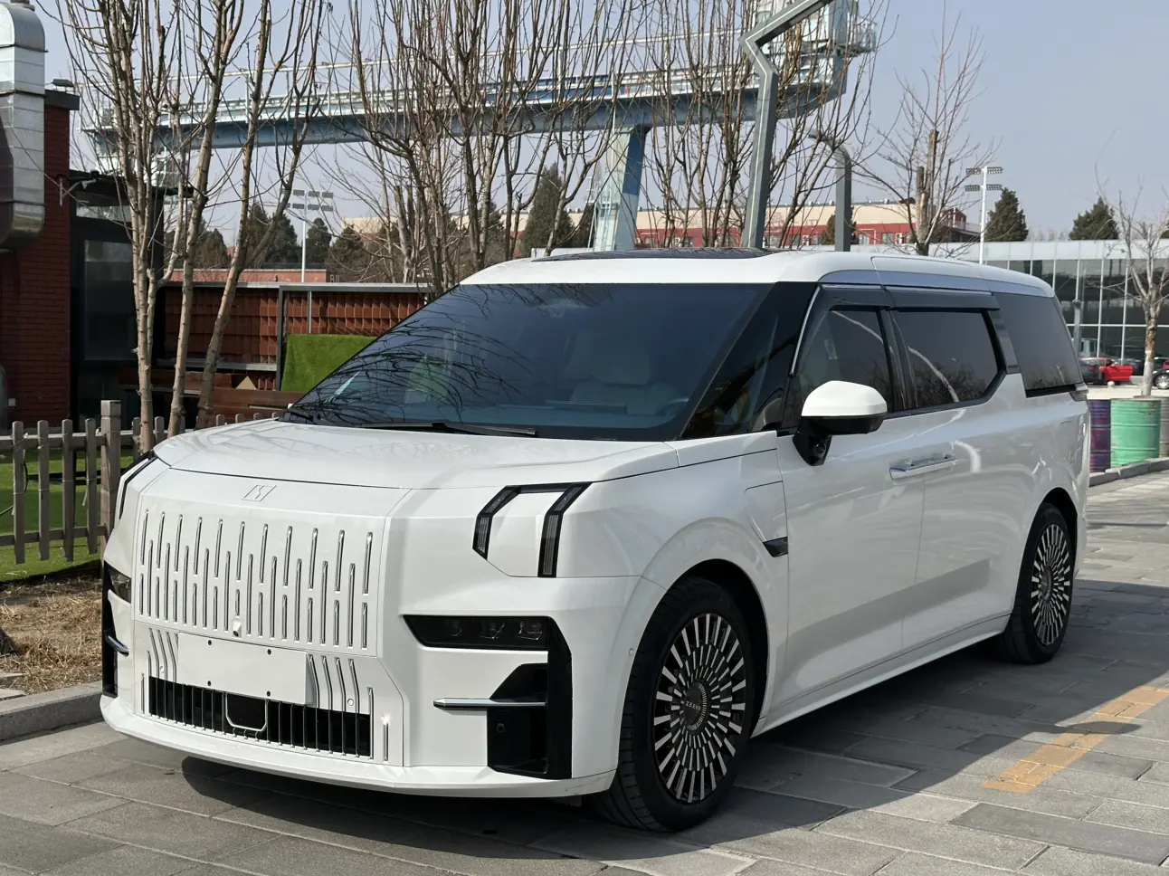 ZEEKR 009  из Китая