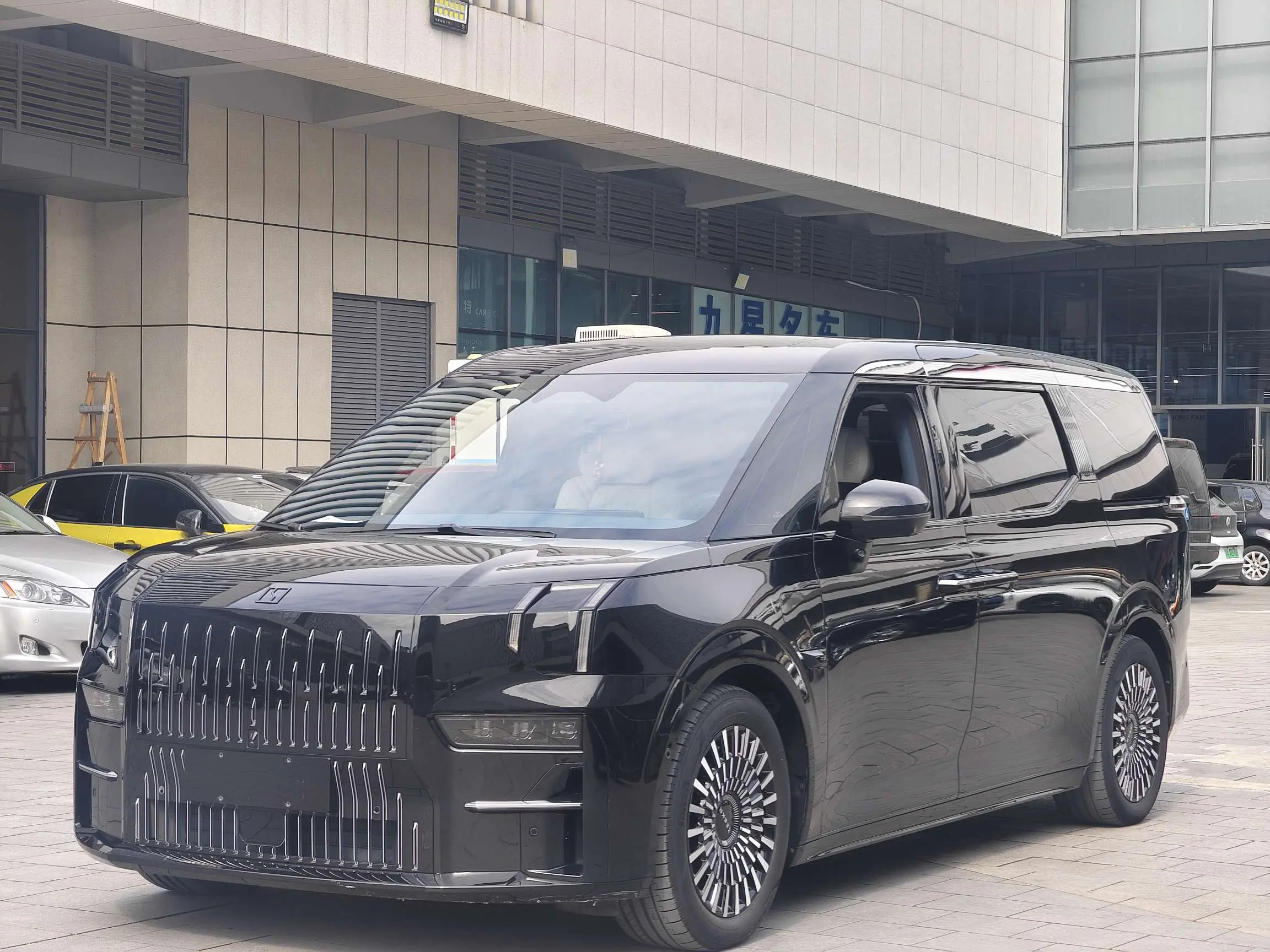 ZEEKR 009  из Китая