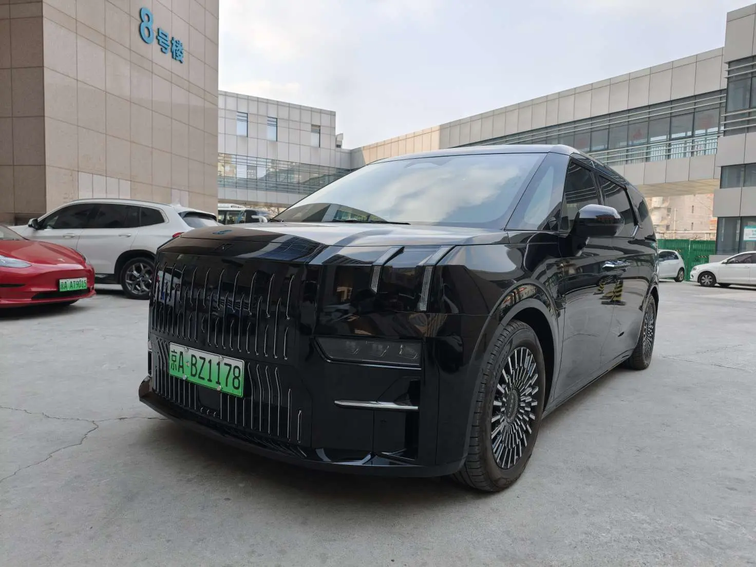 ZEEKR 009  из Китая