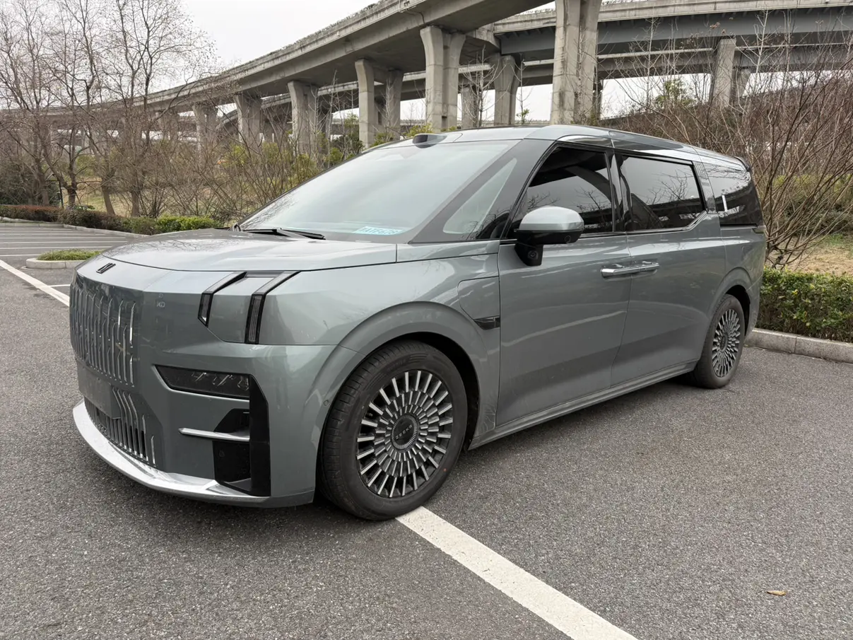 ZEEKR 009  из Китая