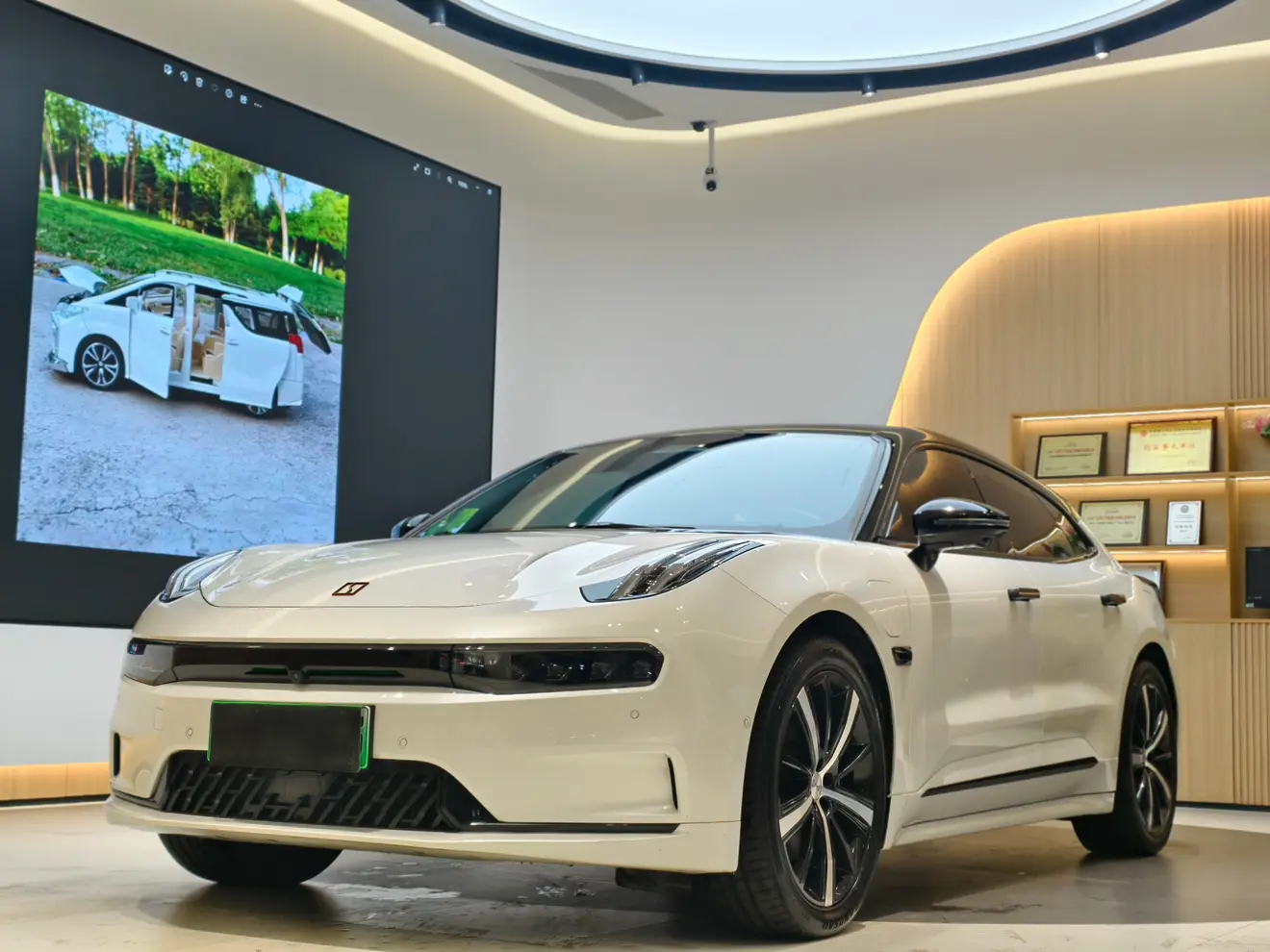 ZEEKR 001  из Китая