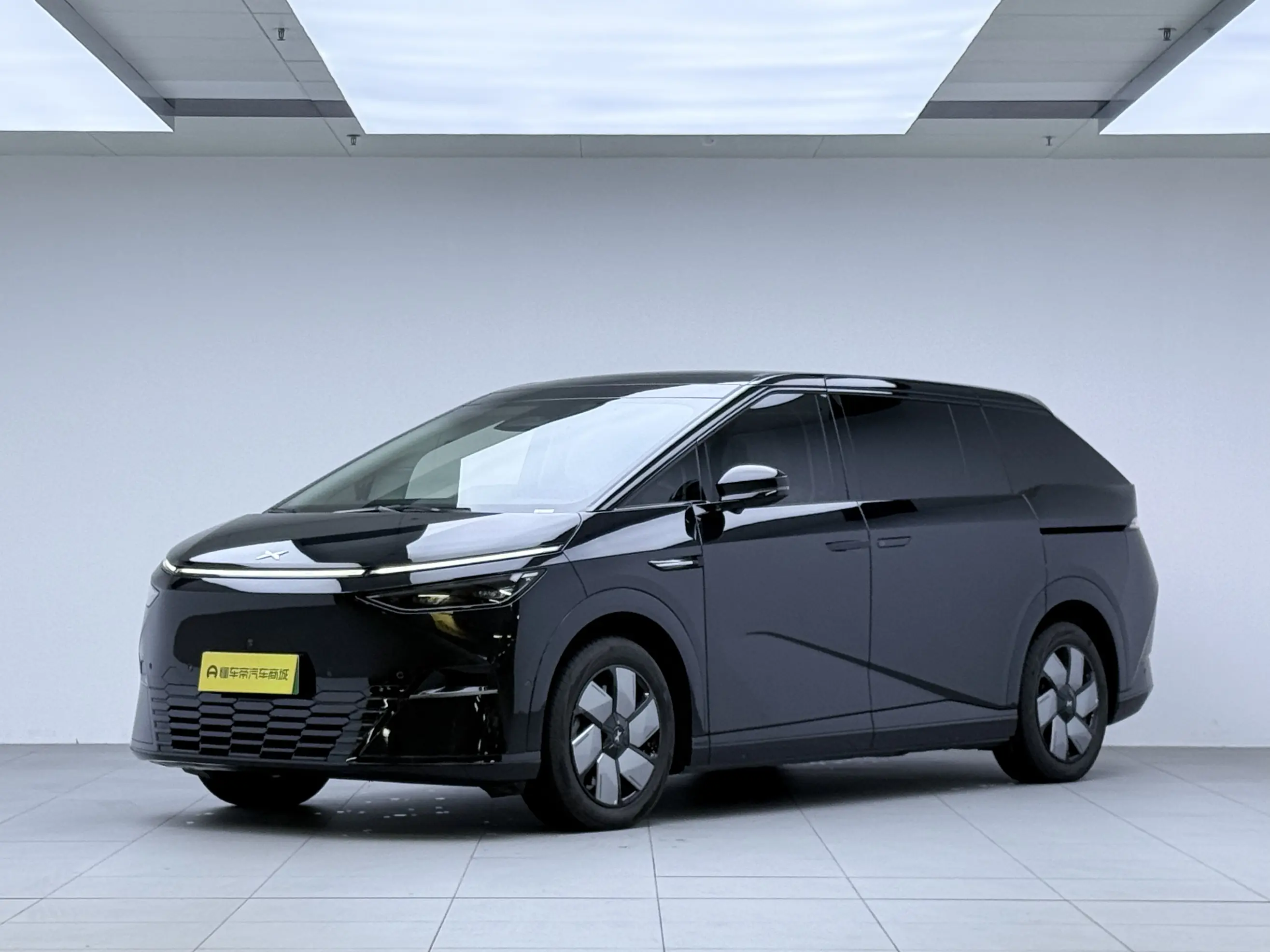 Xpeng X9  из Китая