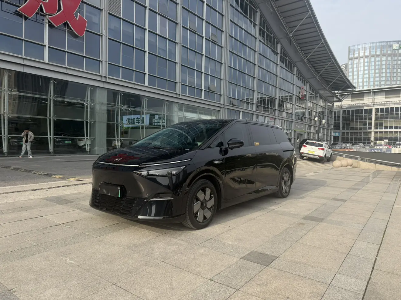 Xpeng X9  из Китая