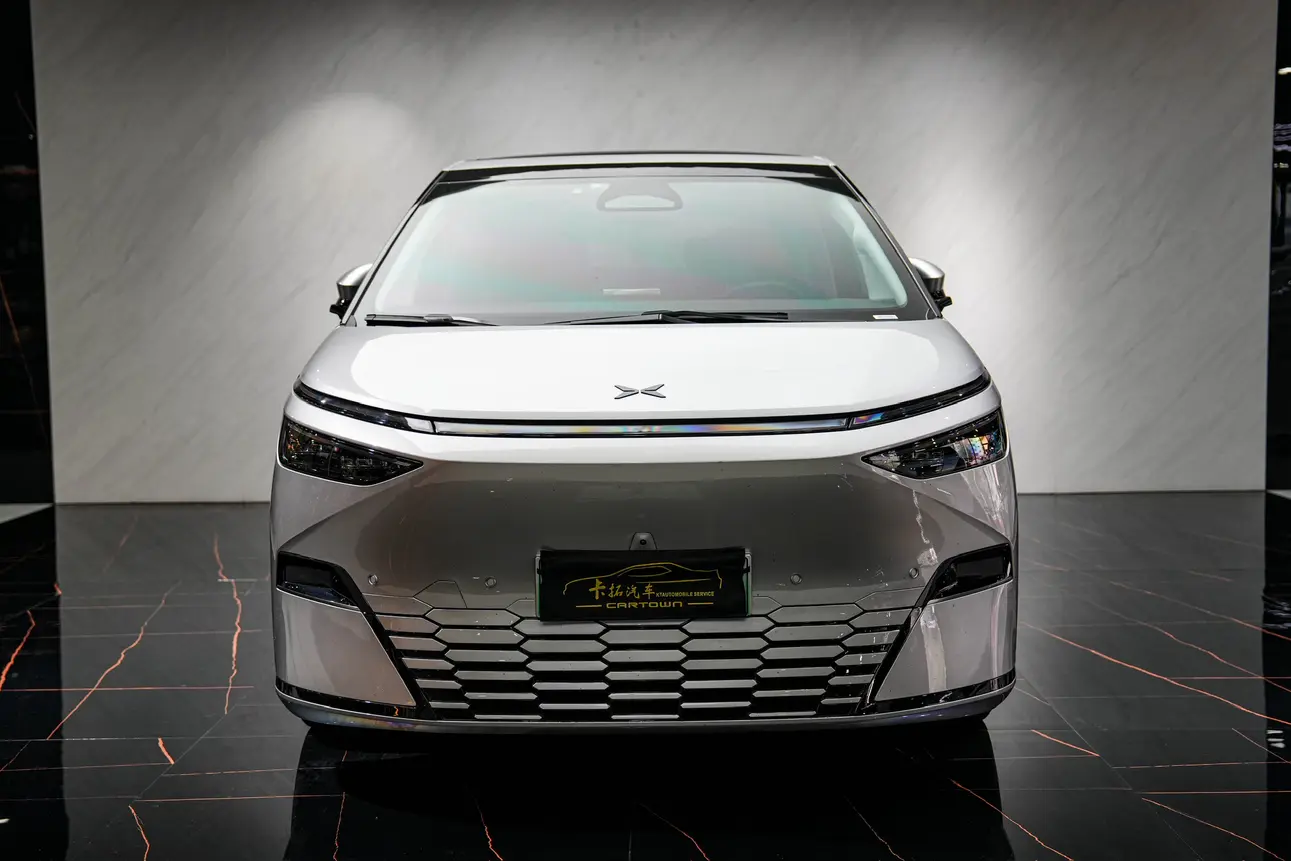 Xpeng X9  из Китая