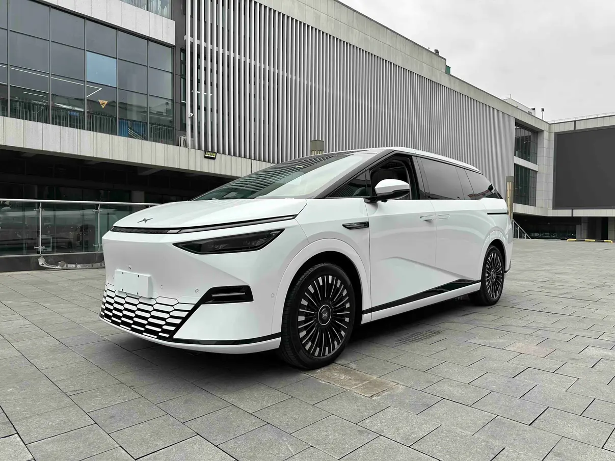 Xpeng X9  из Китая