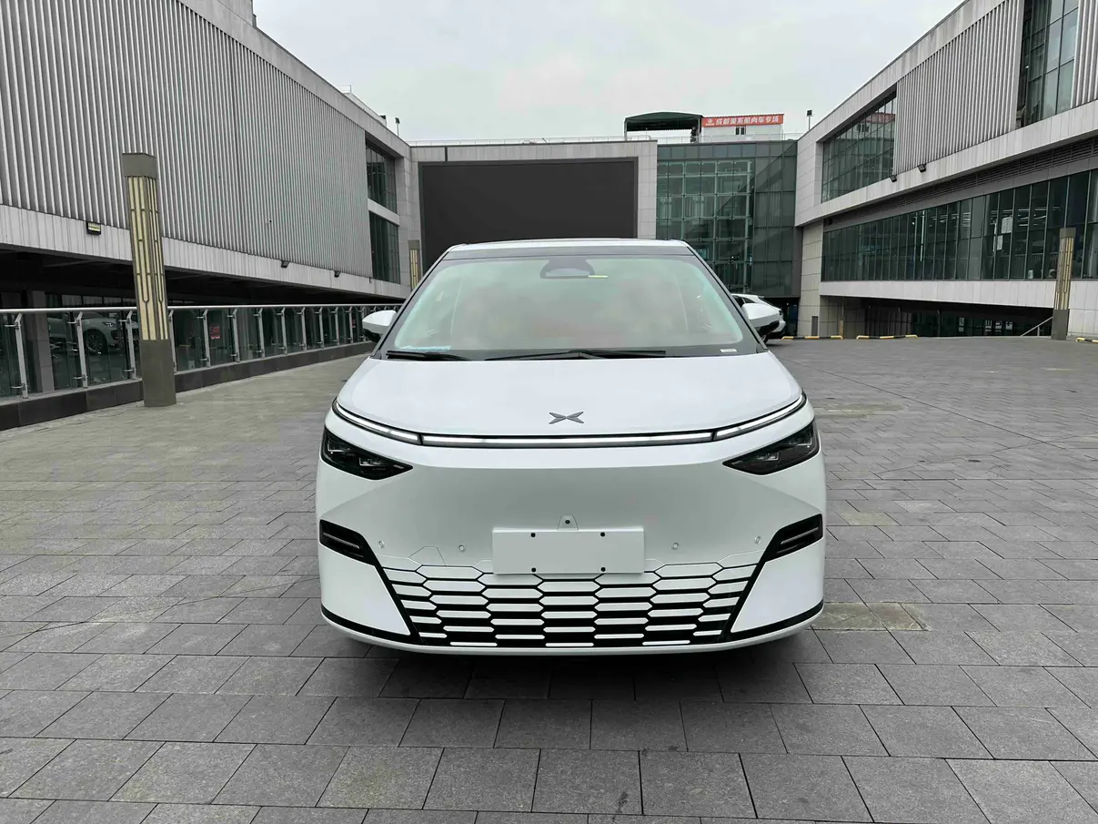 Xpeng X9  из Китая