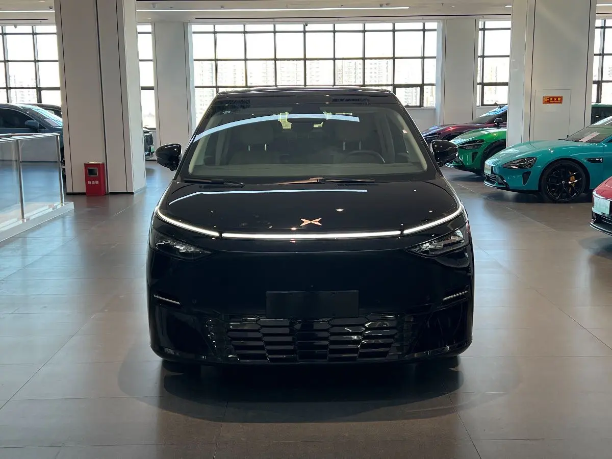 Xpeng X9  из Китая