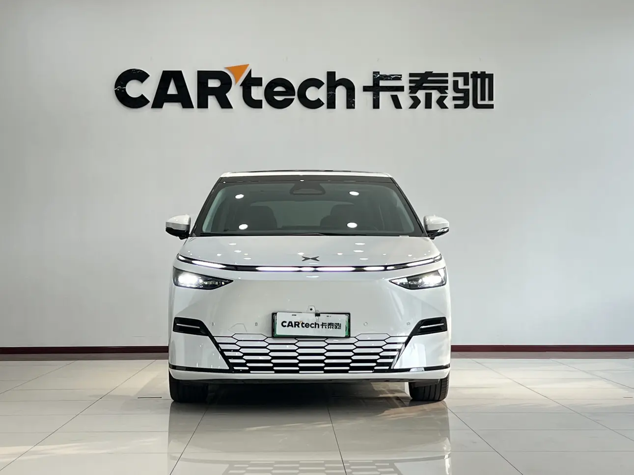 Xpeng X9  из Китая