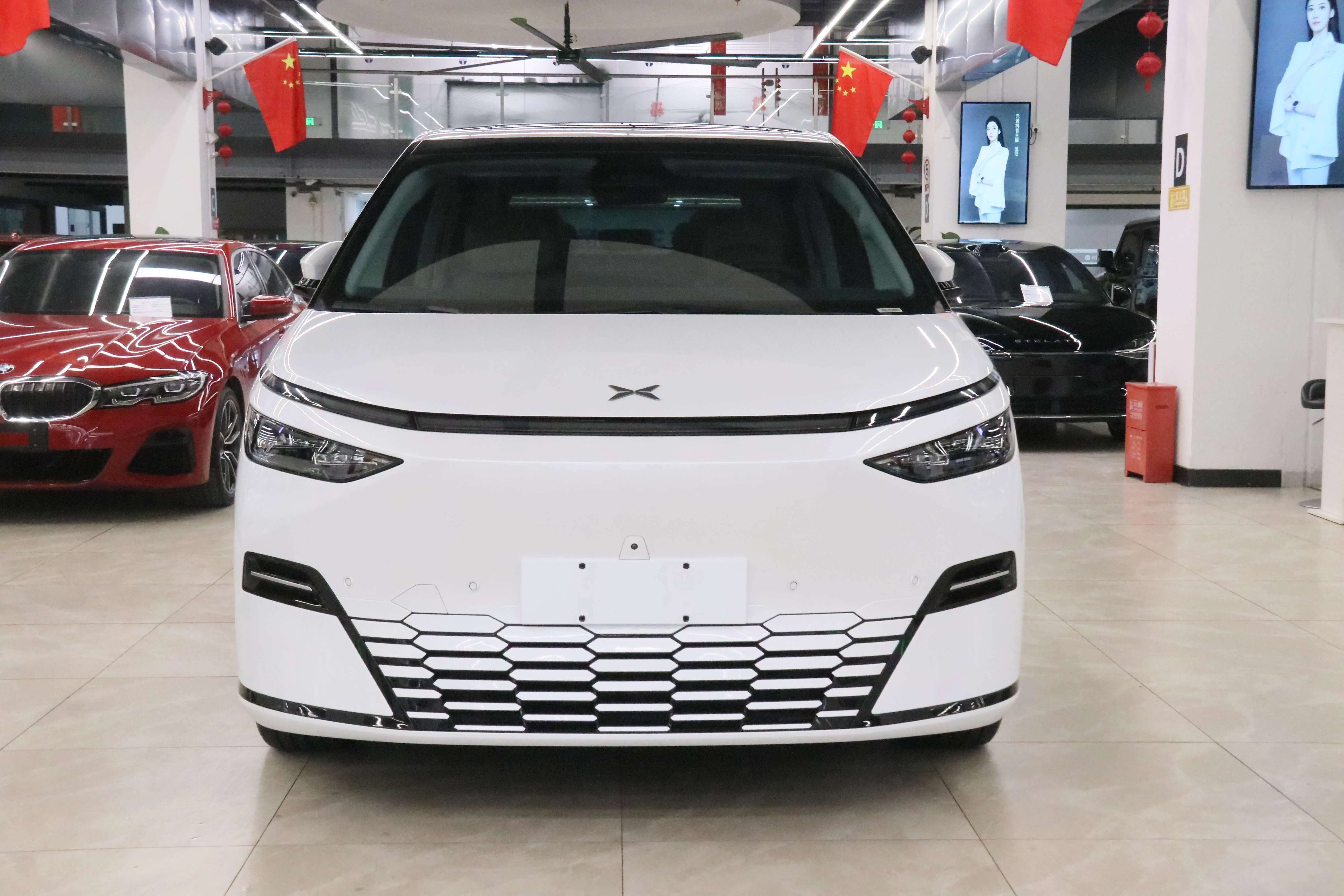 Xpeng X9  из Китая