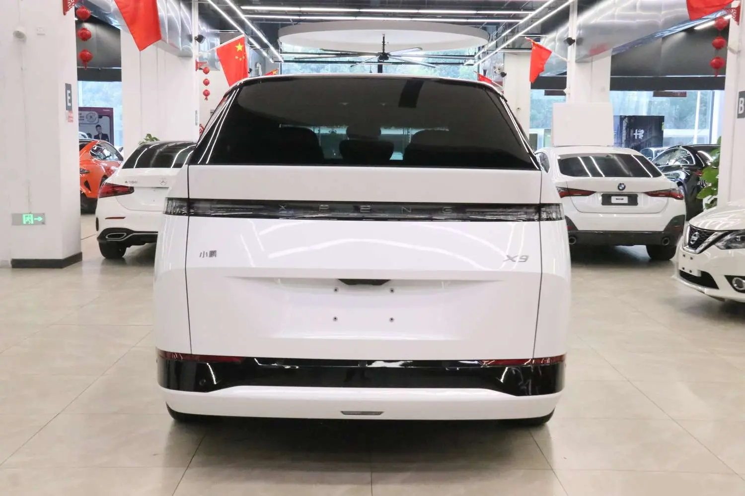 Xpeng X9  из Китая