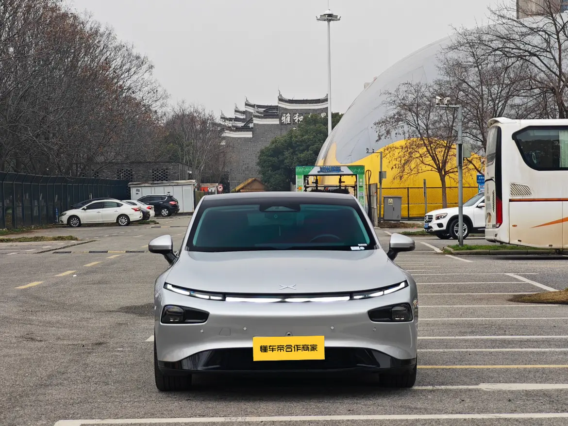 Xpeng P7  из Китая