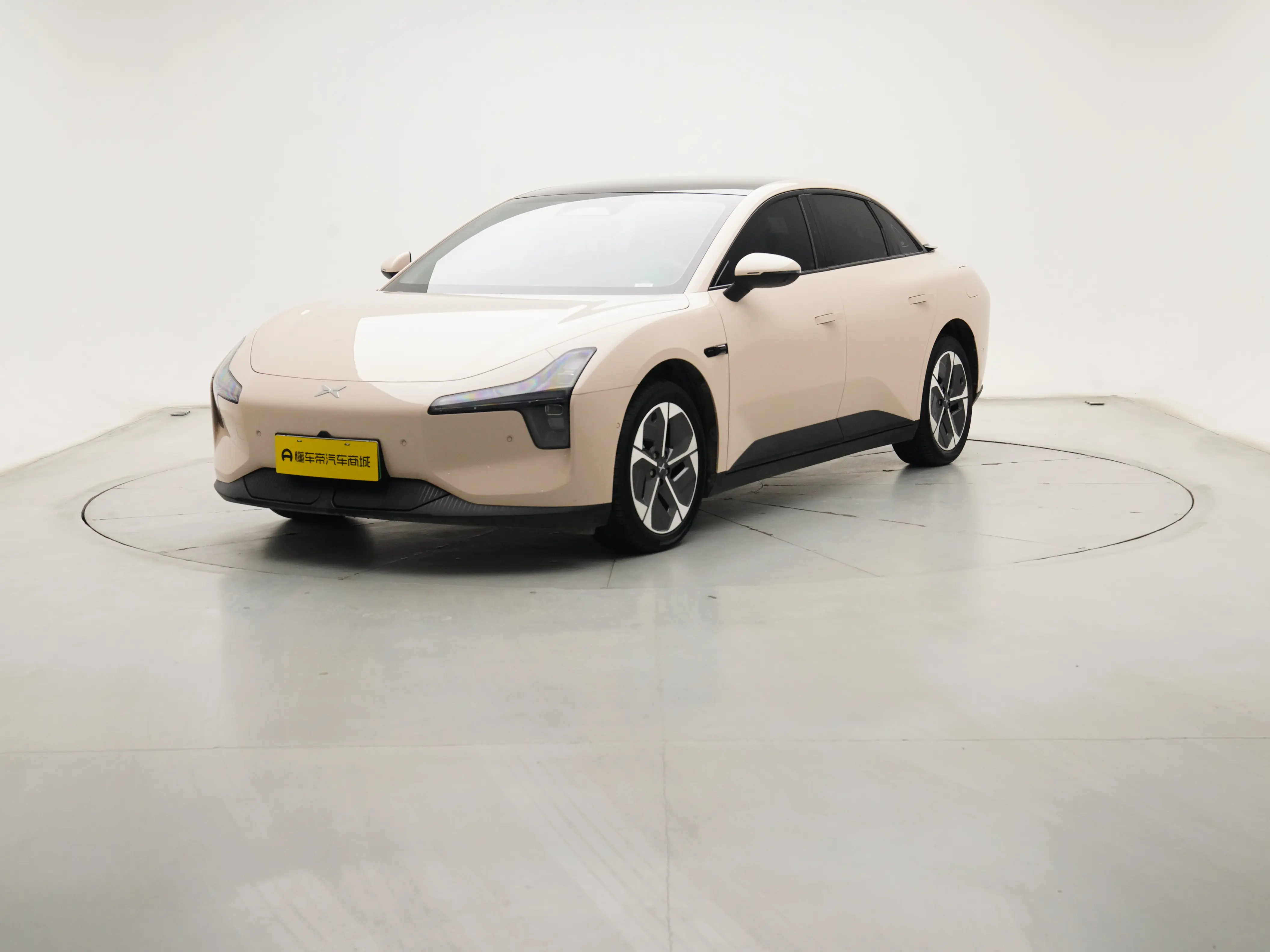 Xpeng Xiaopeng MONA M03  из Китая