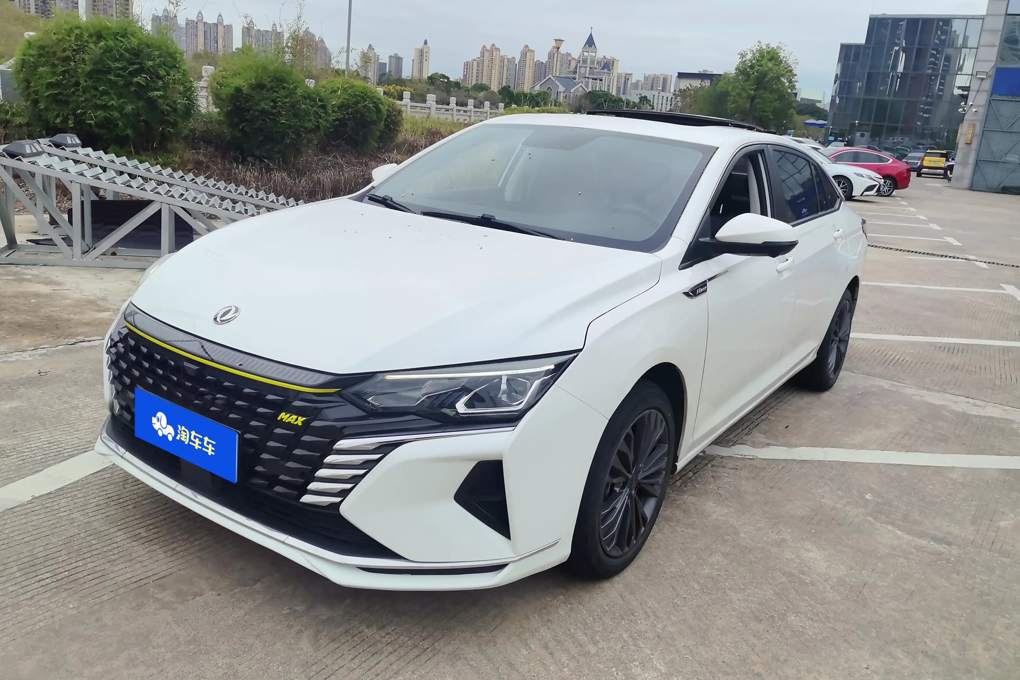 Dongfeng Yixuan MAX  из Китая