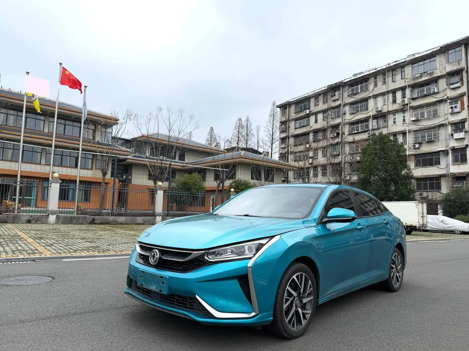 Dongfeng Yixuan  из Китая