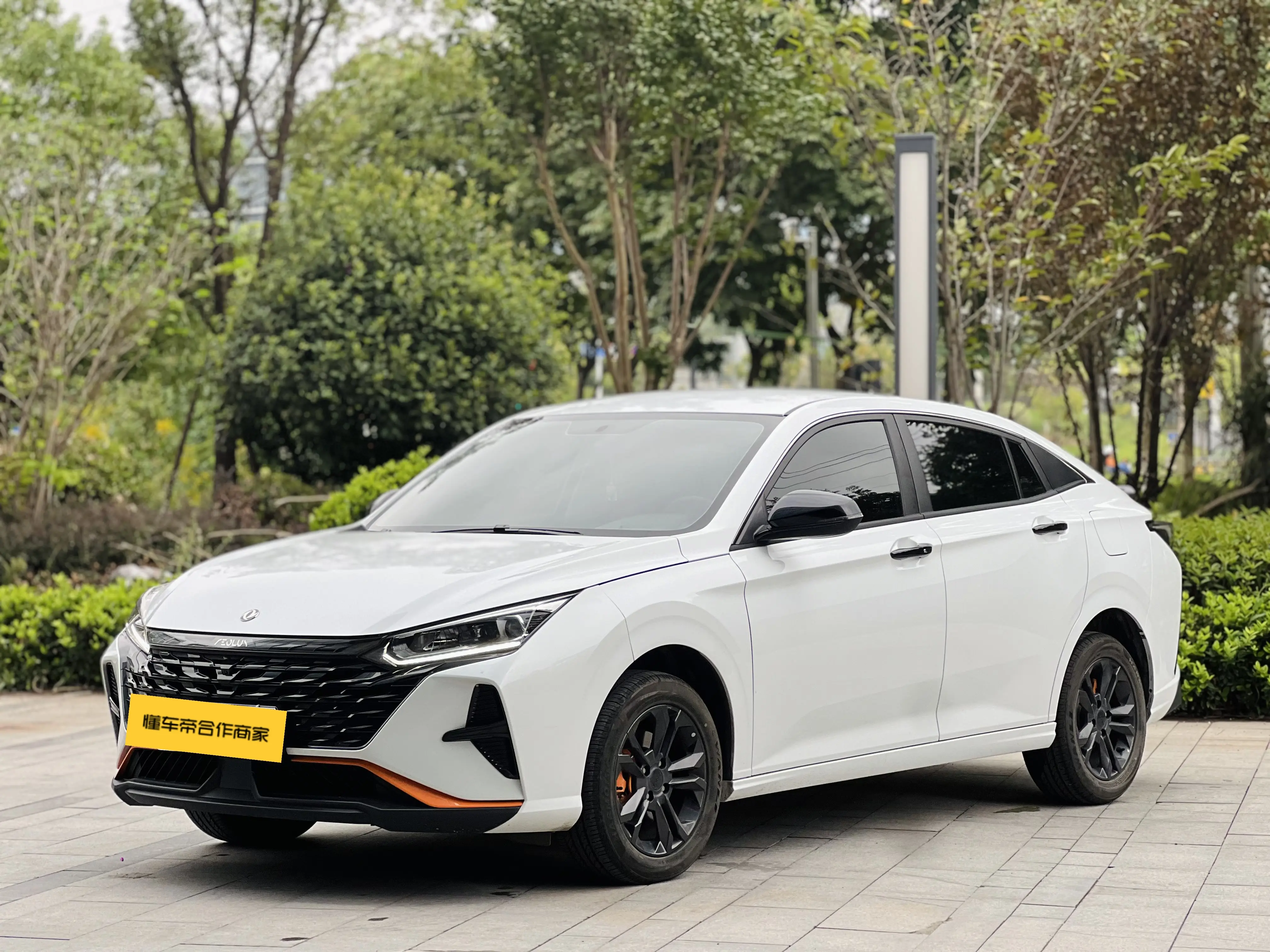 Dongfeng Yixuan  из Китая