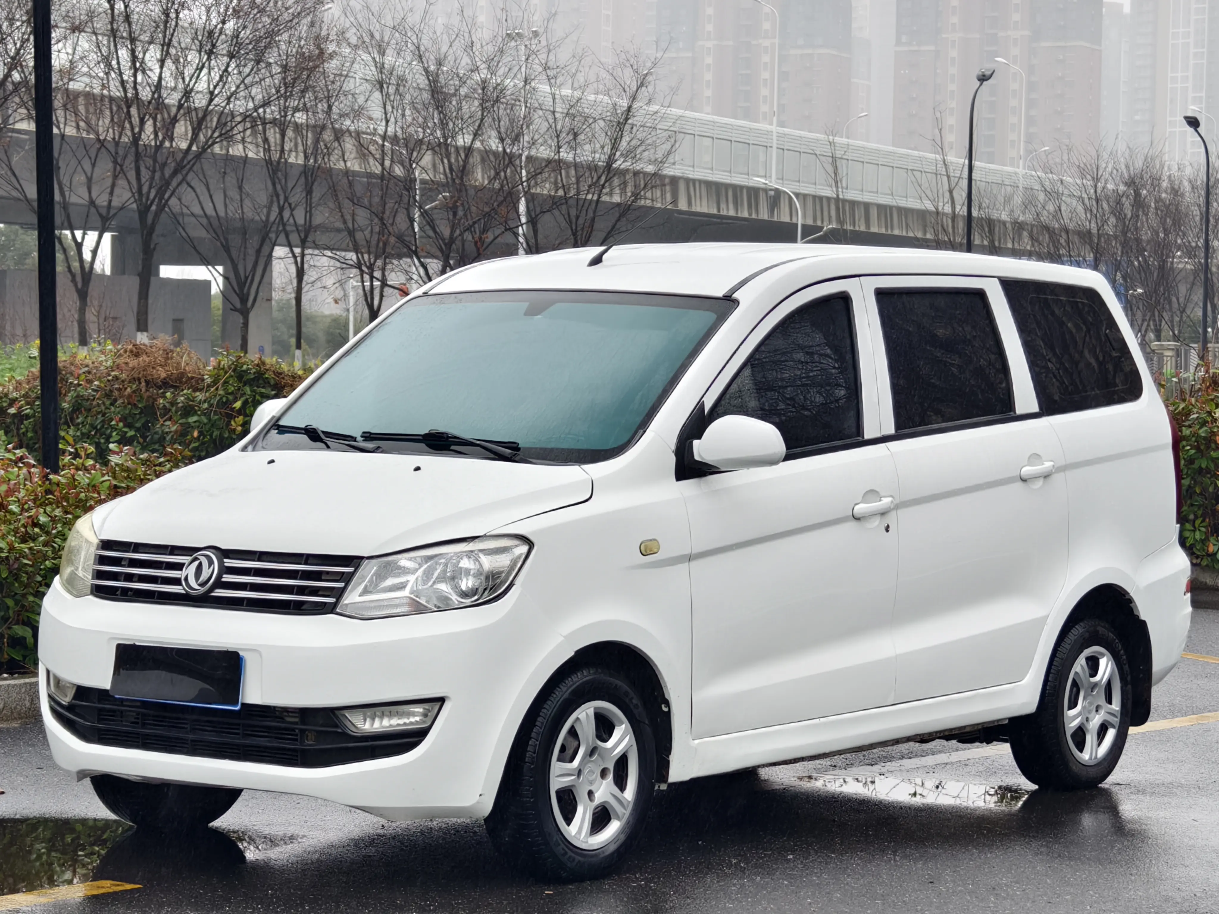 Dongfeng Fengon 330  из Китая