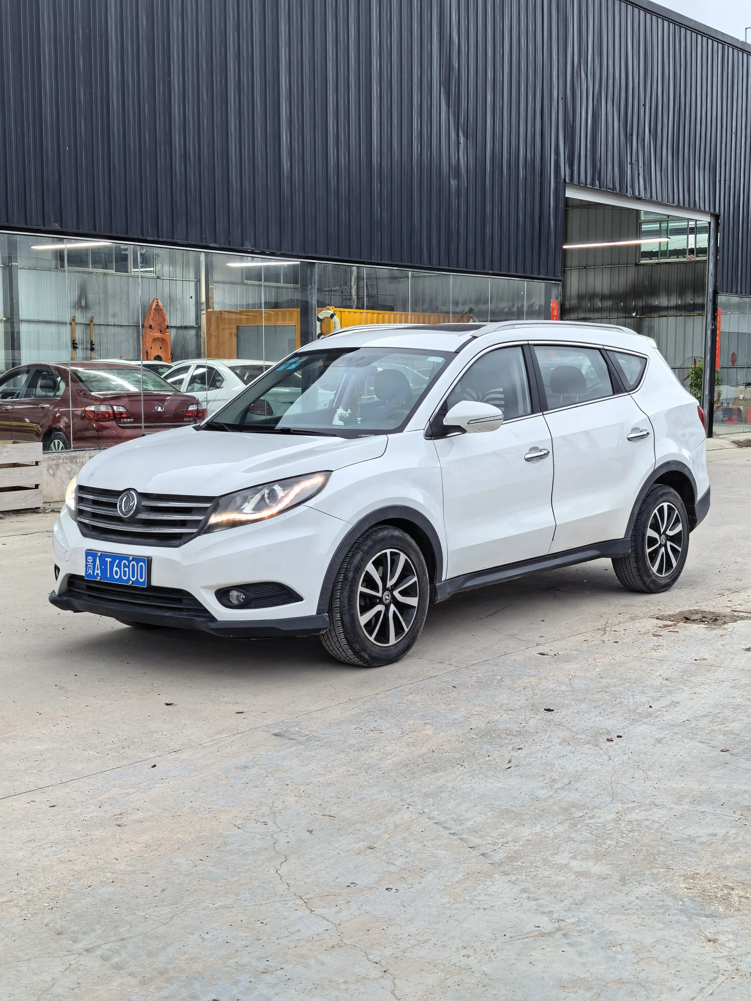 Dongfeng Fengon 580  из Китая