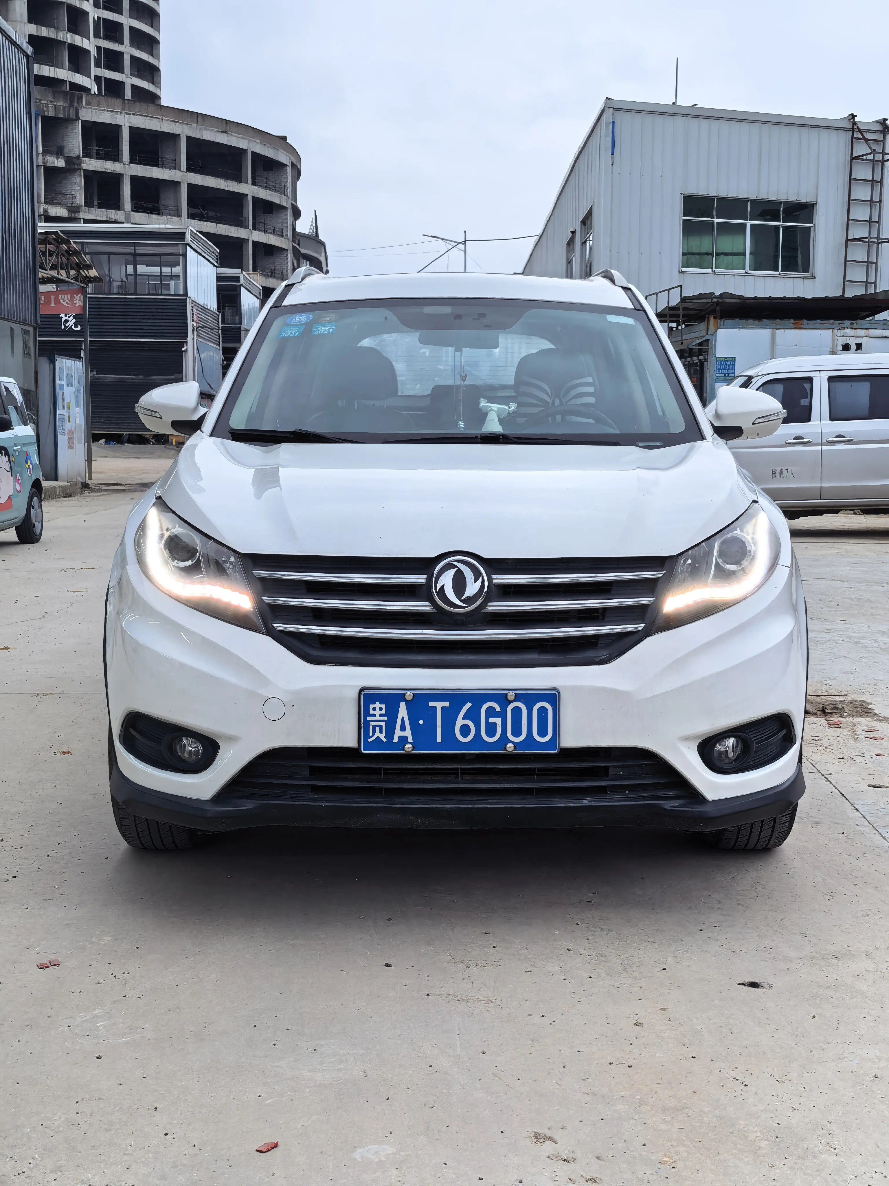 Dongfeng Fengon 580  из Китая