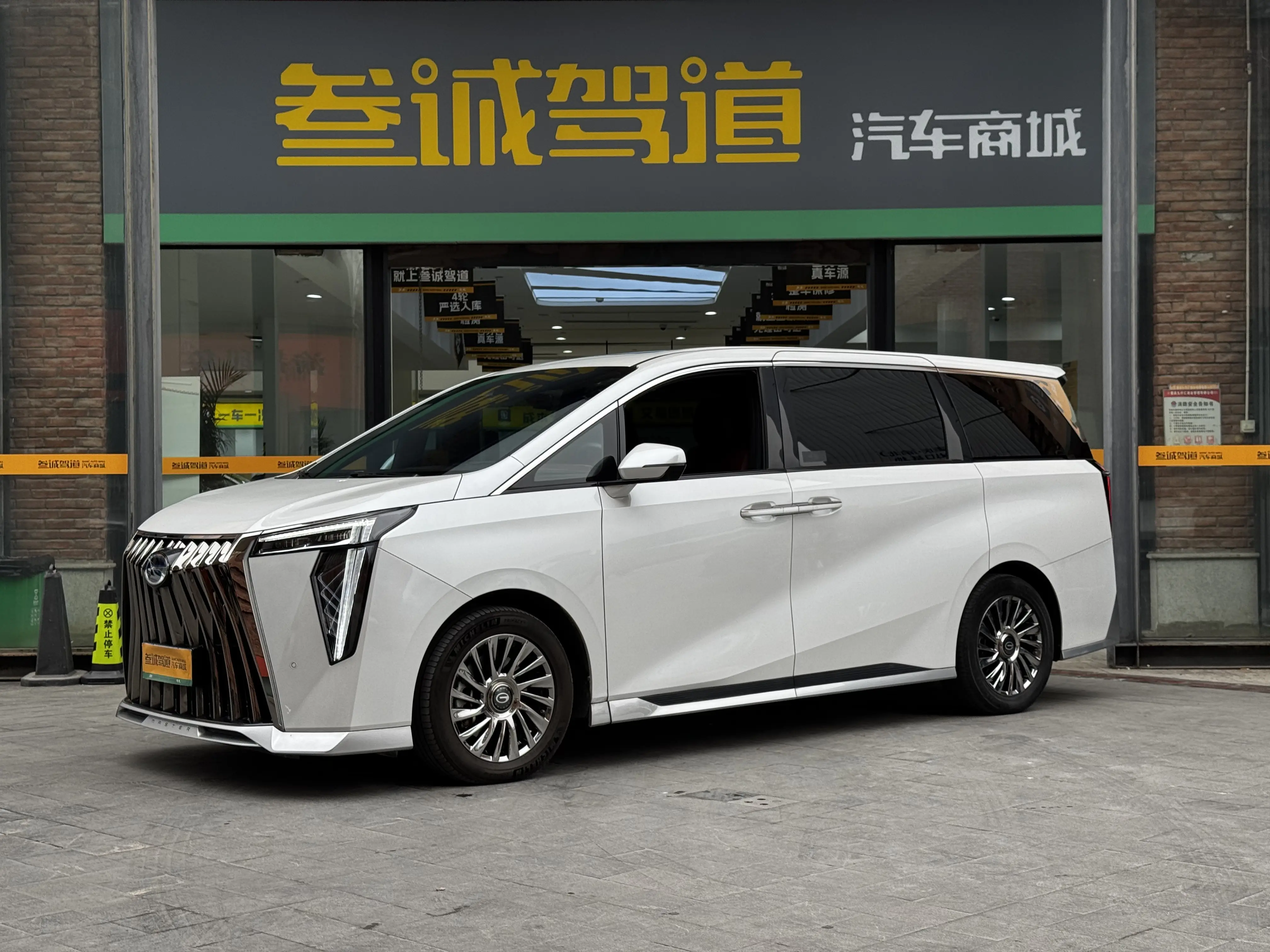 GAC Trumpchi M8  из Китая