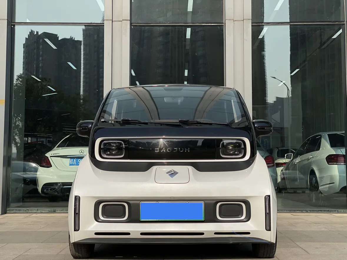 Baojun E300  из Китая