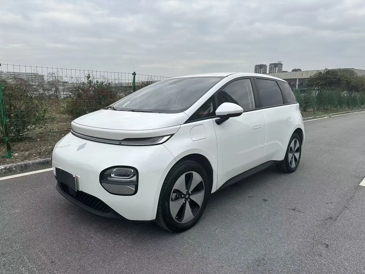 Baojun Clouds  из Китая