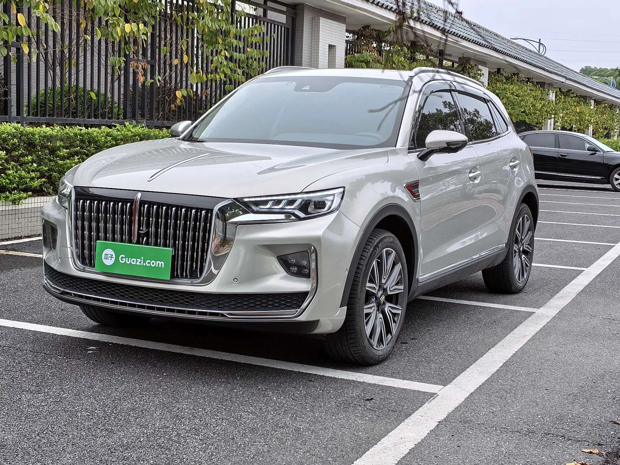 Hongqi HS5  из Китая