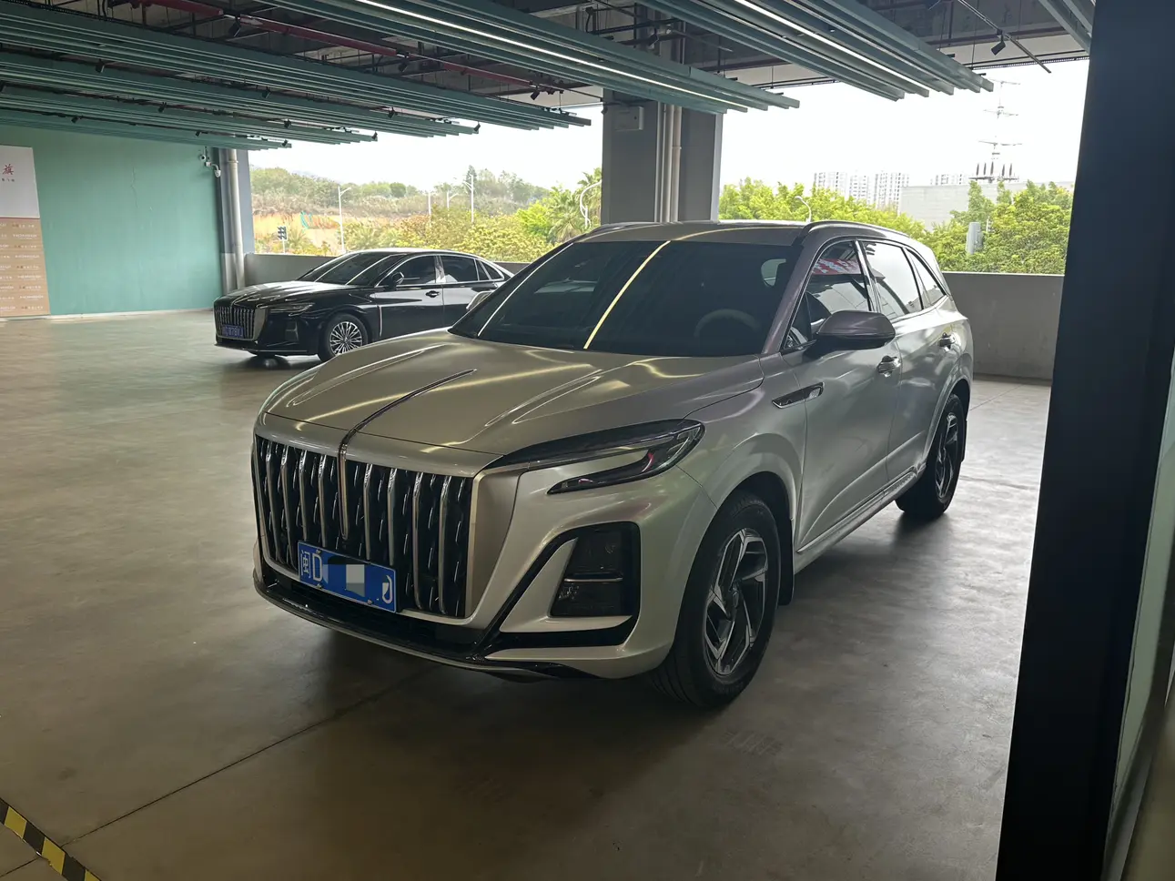 Hongqi HS3  из Китая