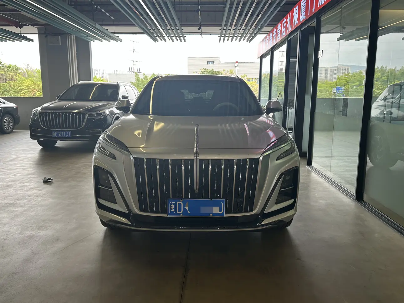Hongqi HS3  из Китая