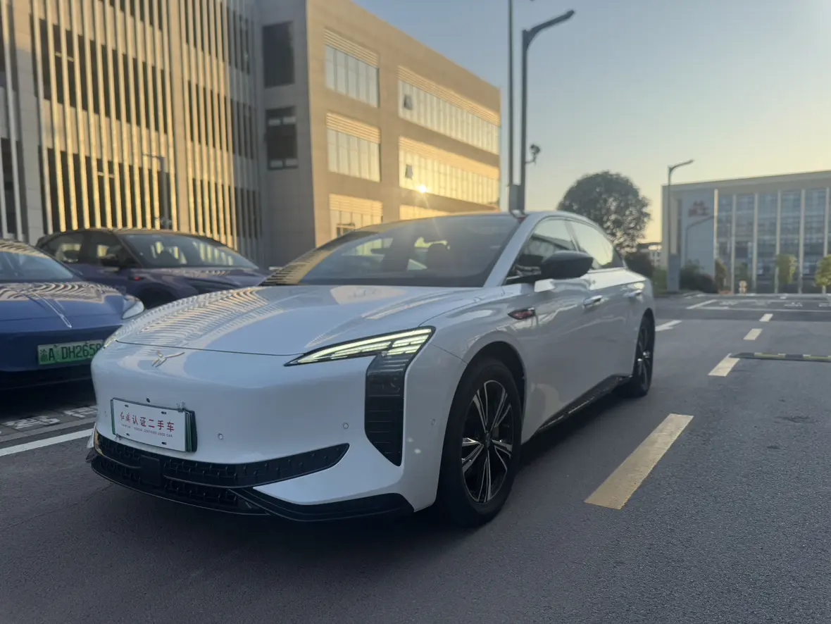 Hongqi EH7  из Китая